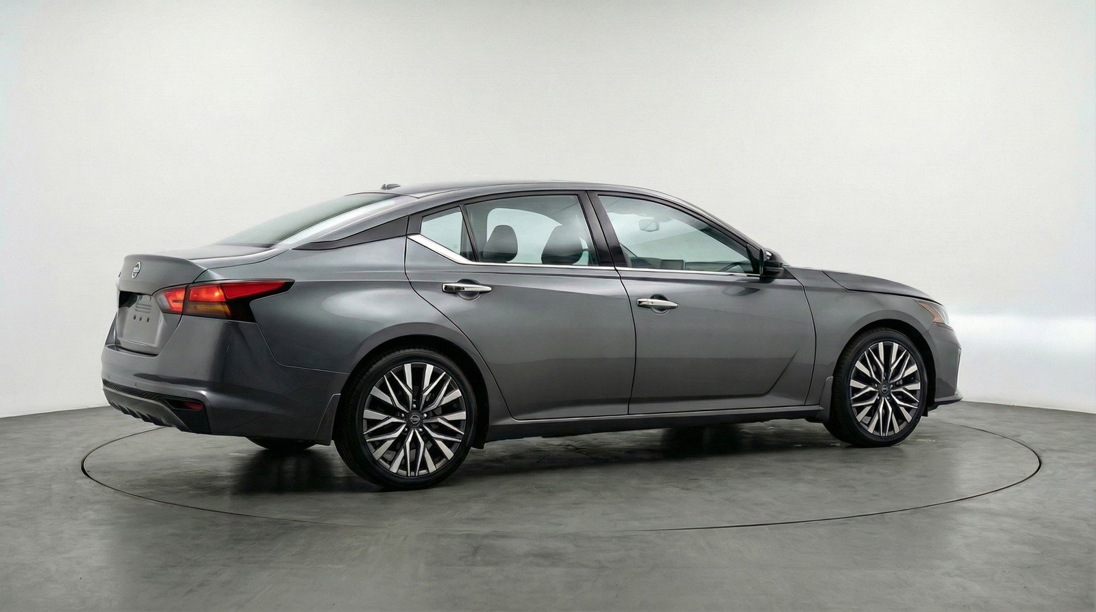 Used 2025 Nissan Altima 2.5 SV image 9