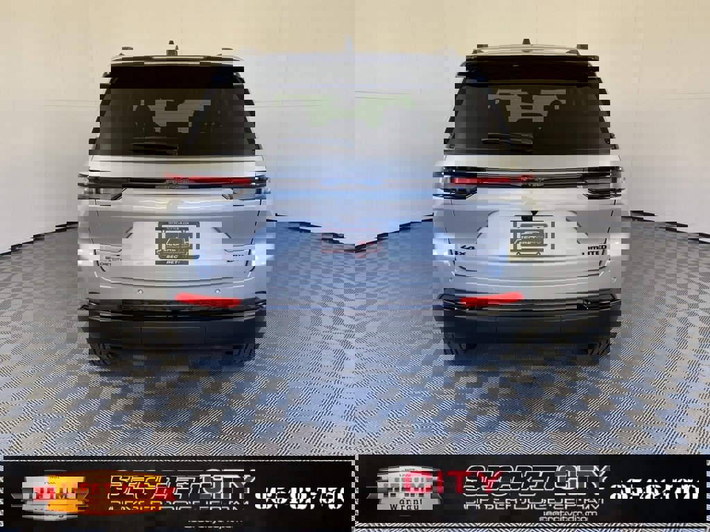 New 2025 Jeep Grand Cherokee Limited w/ Black Appearance Package image 6