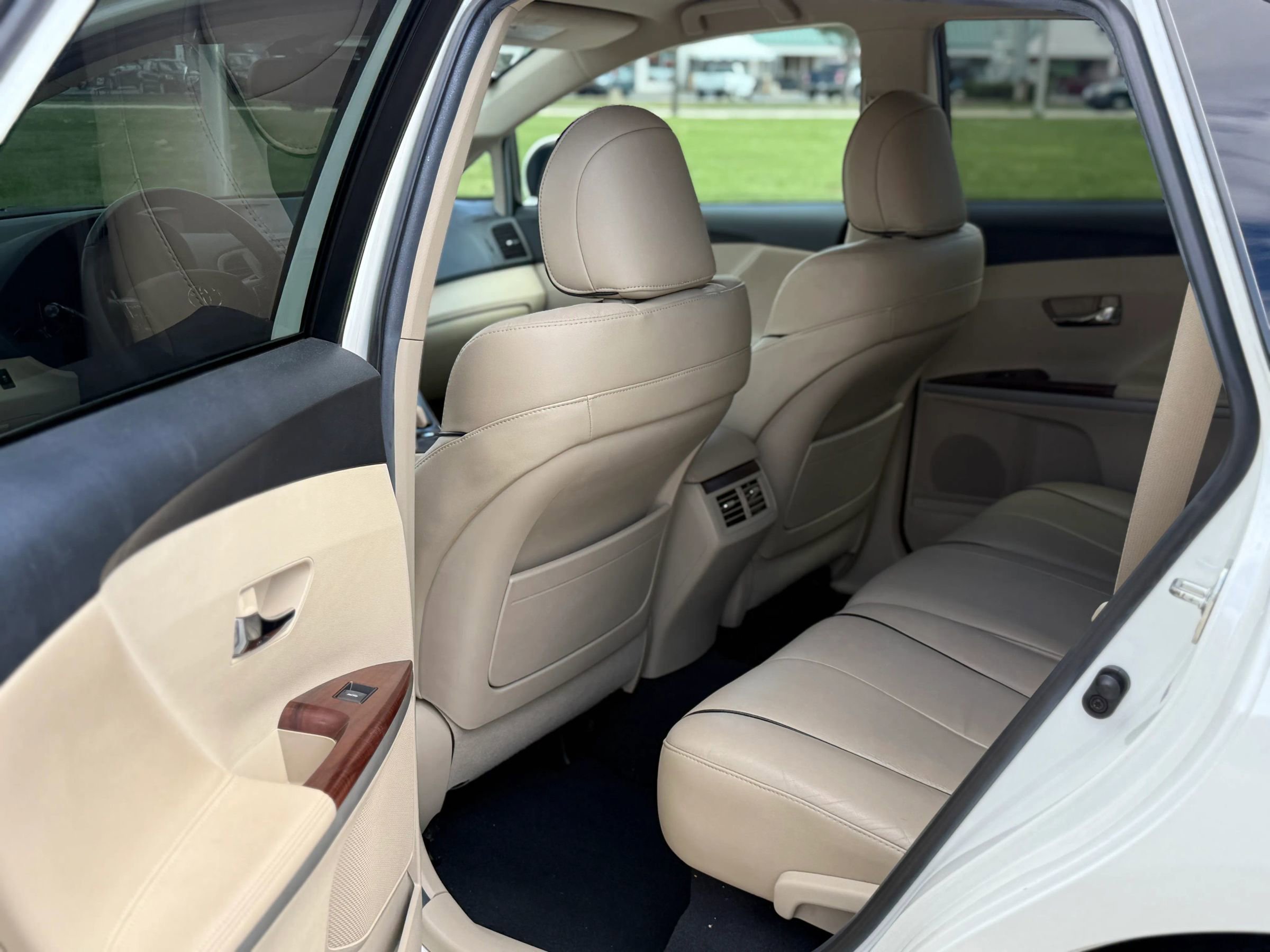 Used 2011 Toyota Venza AWD w/ Comfort Pkg image 10