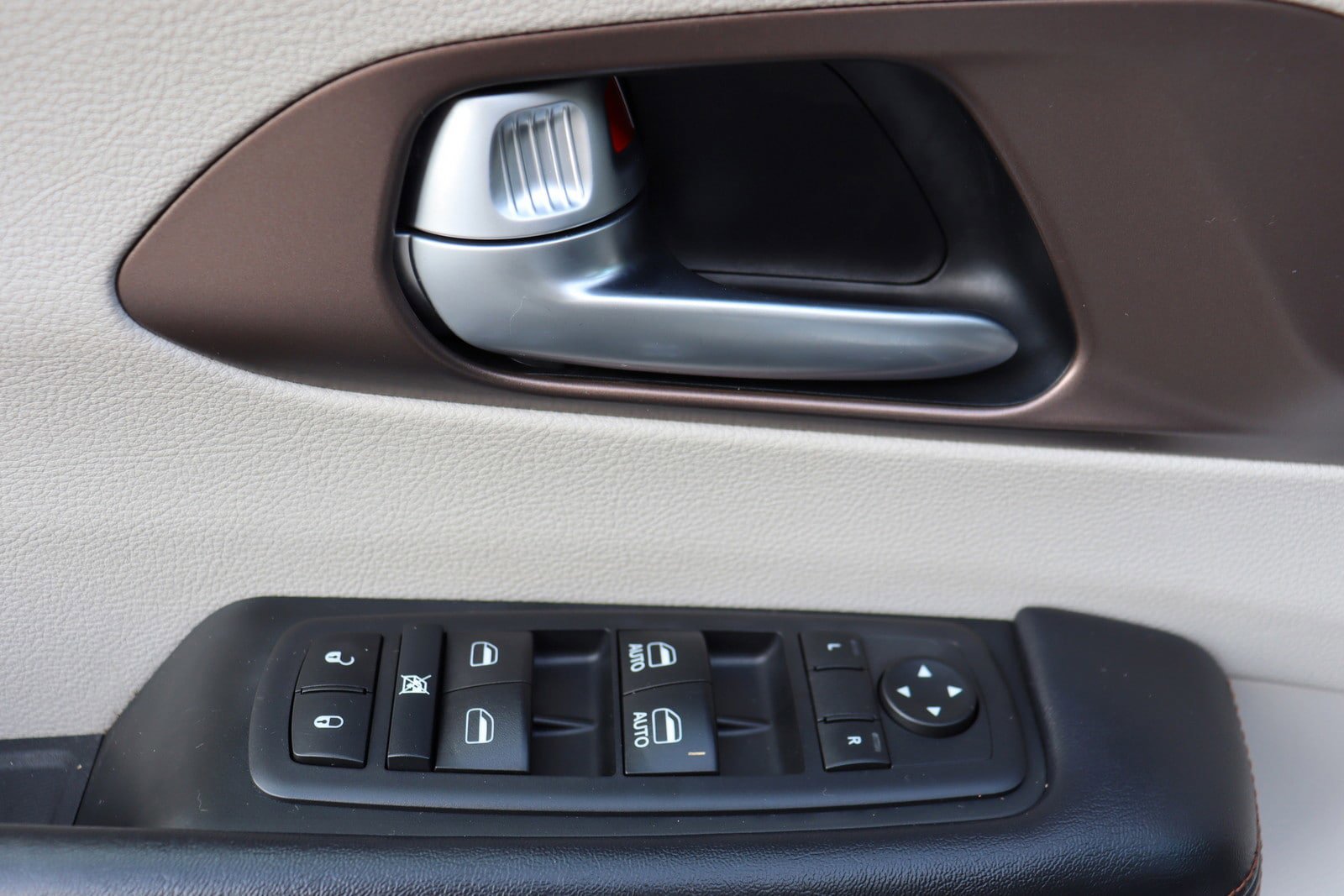 Used 2017 Chrysler Pacifica Touring-L FWD image 26