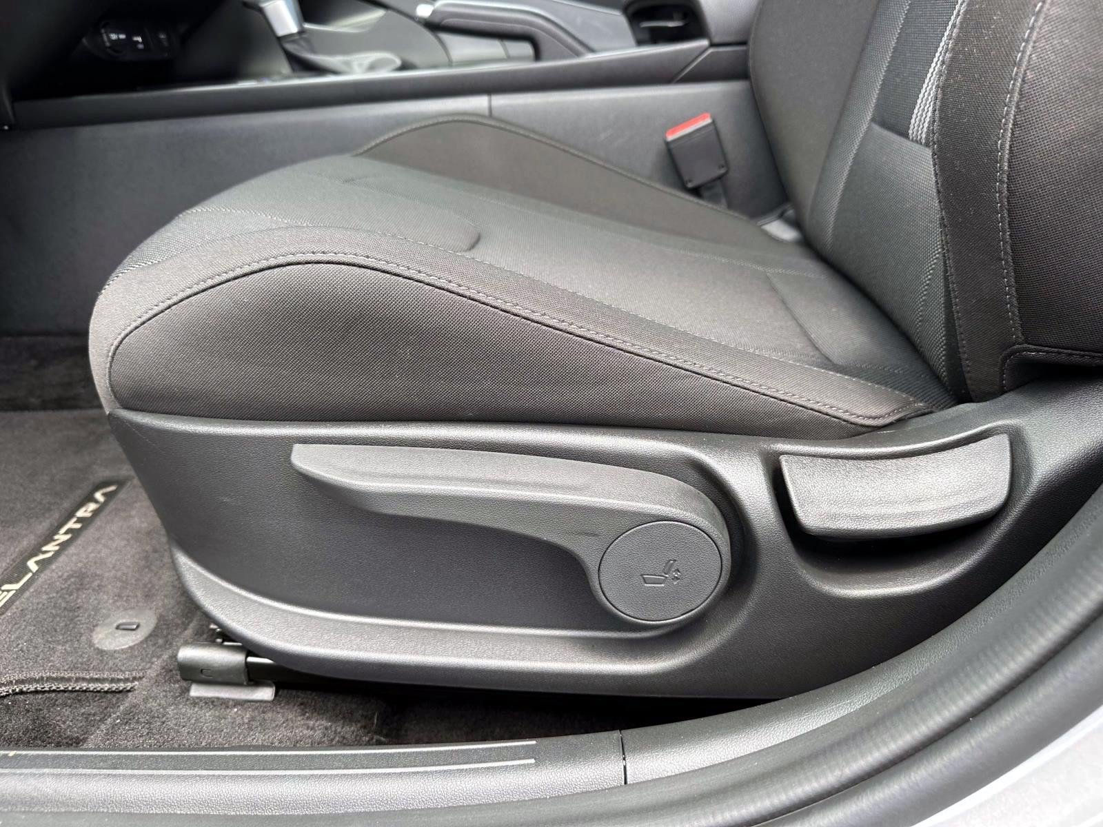 Used 2025 Hyundai Elantra SE FWD image 11
