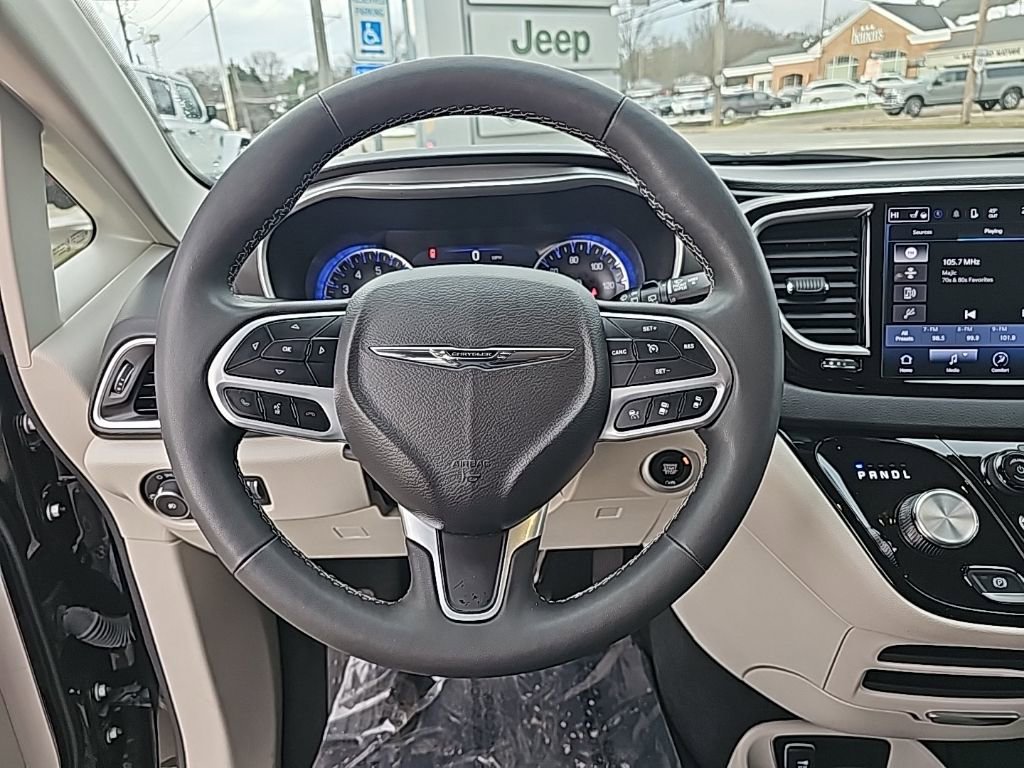 Certified 2024 Chrysler Pacifica Touring-L image 19