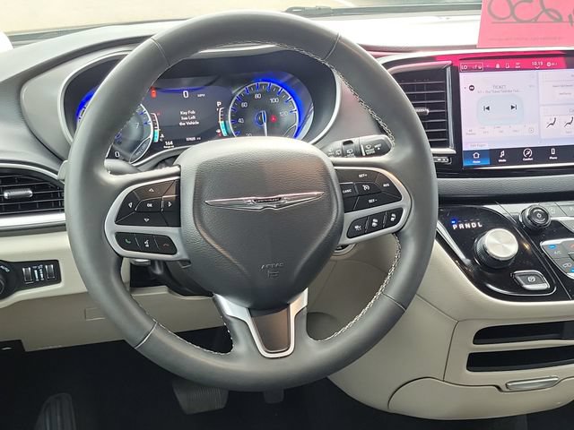 Used 2023 Chrysler Pacifica Touring-L FWD image 23