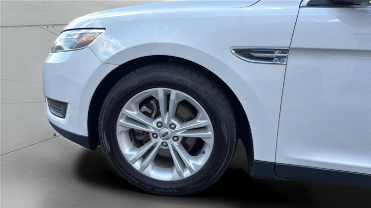 Used 2016 Ford Taurus SE FWD image 30