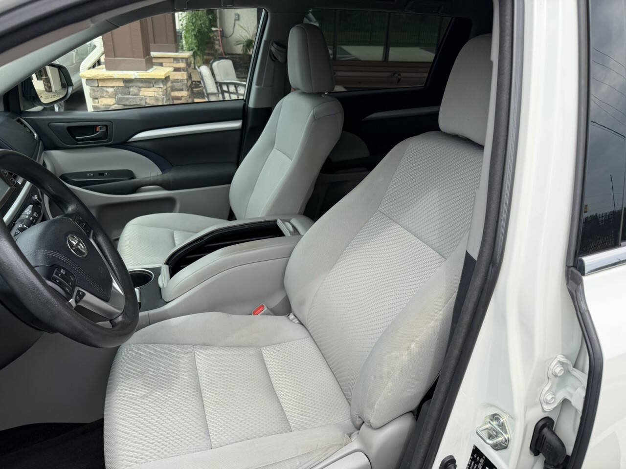 Used 2015 Toyota Highlander LE AWD/4WD image 22
