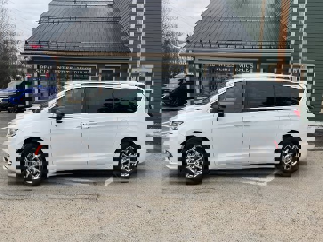 Used 2024 Chrysler Pacifica Touring-L image 2