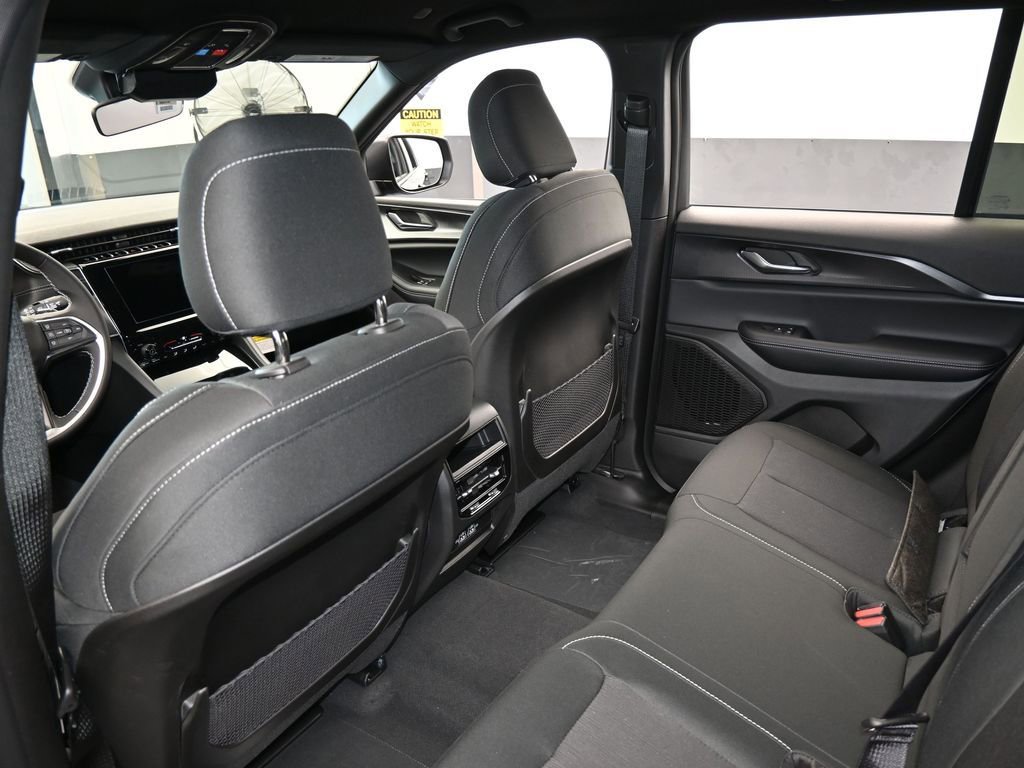 Used 2025 Jeep Grand Cherokee Laredo image 28