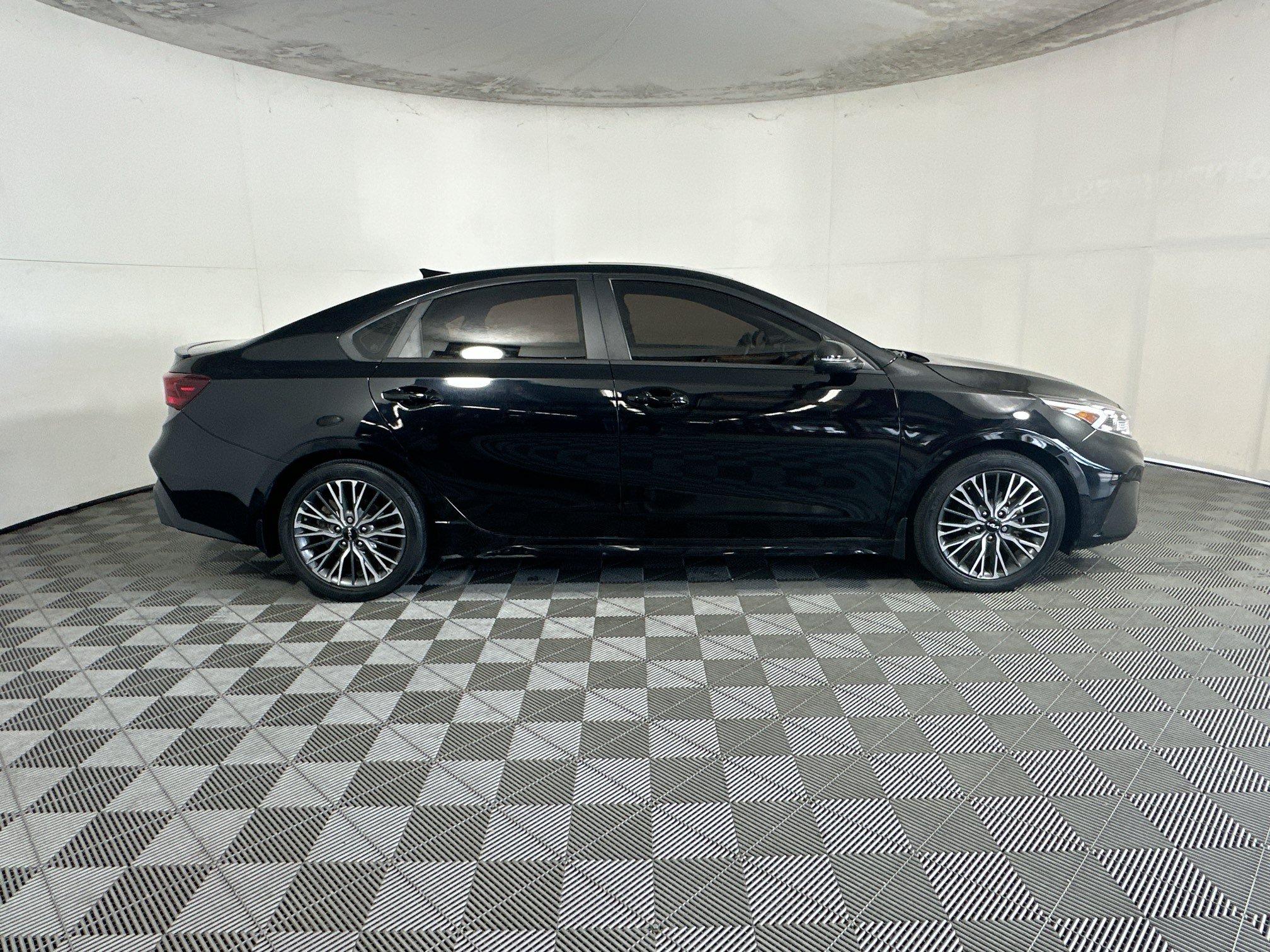 Used 2023 Kia Forte GT-Line w/ GT-Line Premium Package FWD image 2