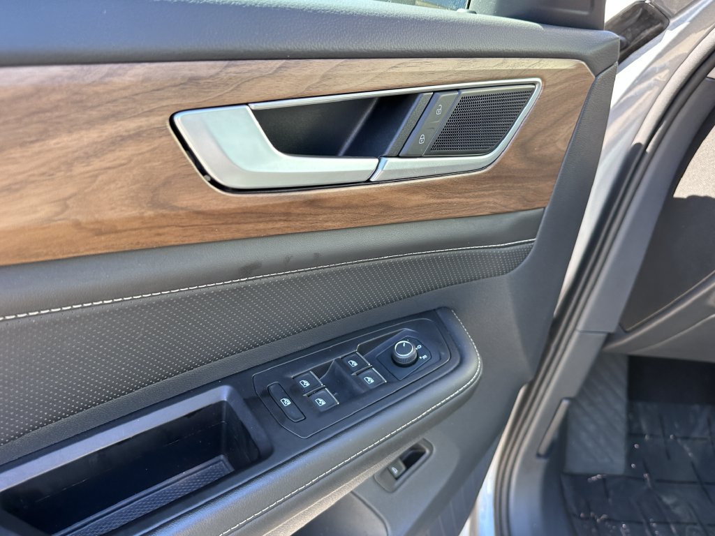 Used 2025 Volkswagen Atlas SE FWD image 24