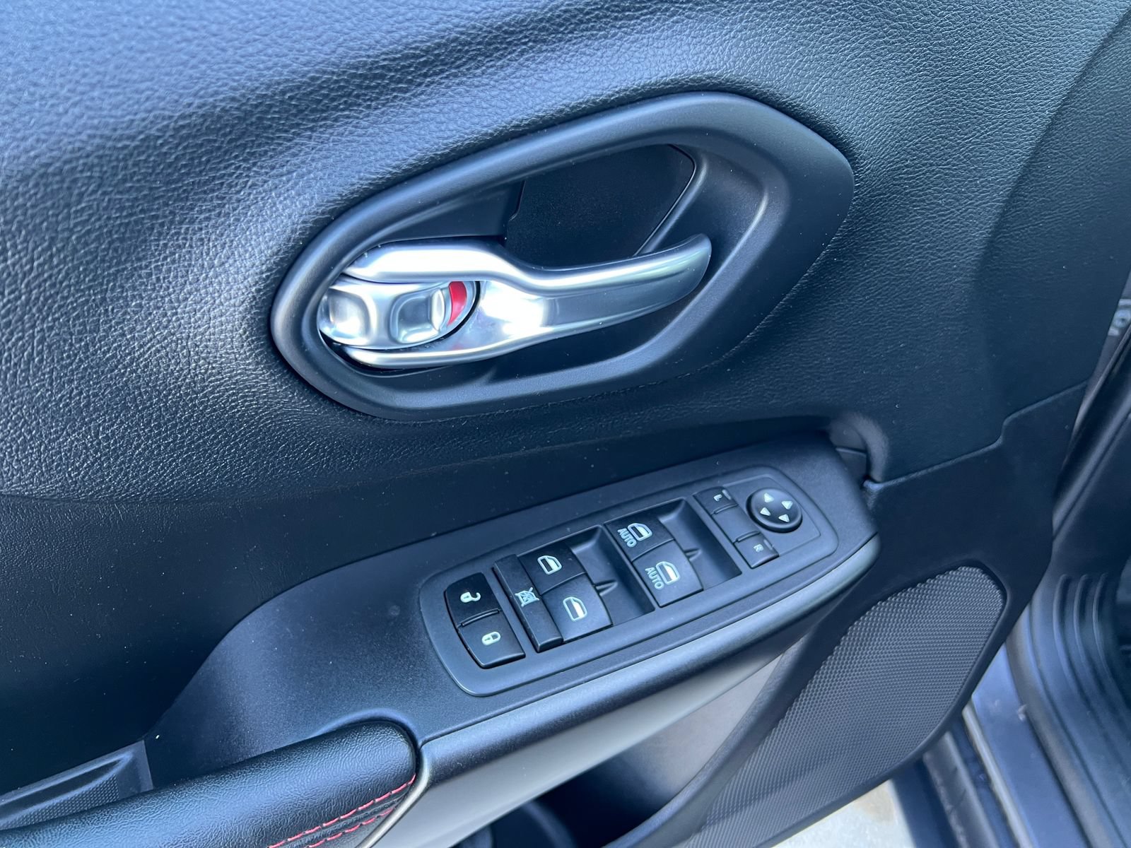Used 2020 Jeep Cherokee Trailhawk AWD/4WD image 24