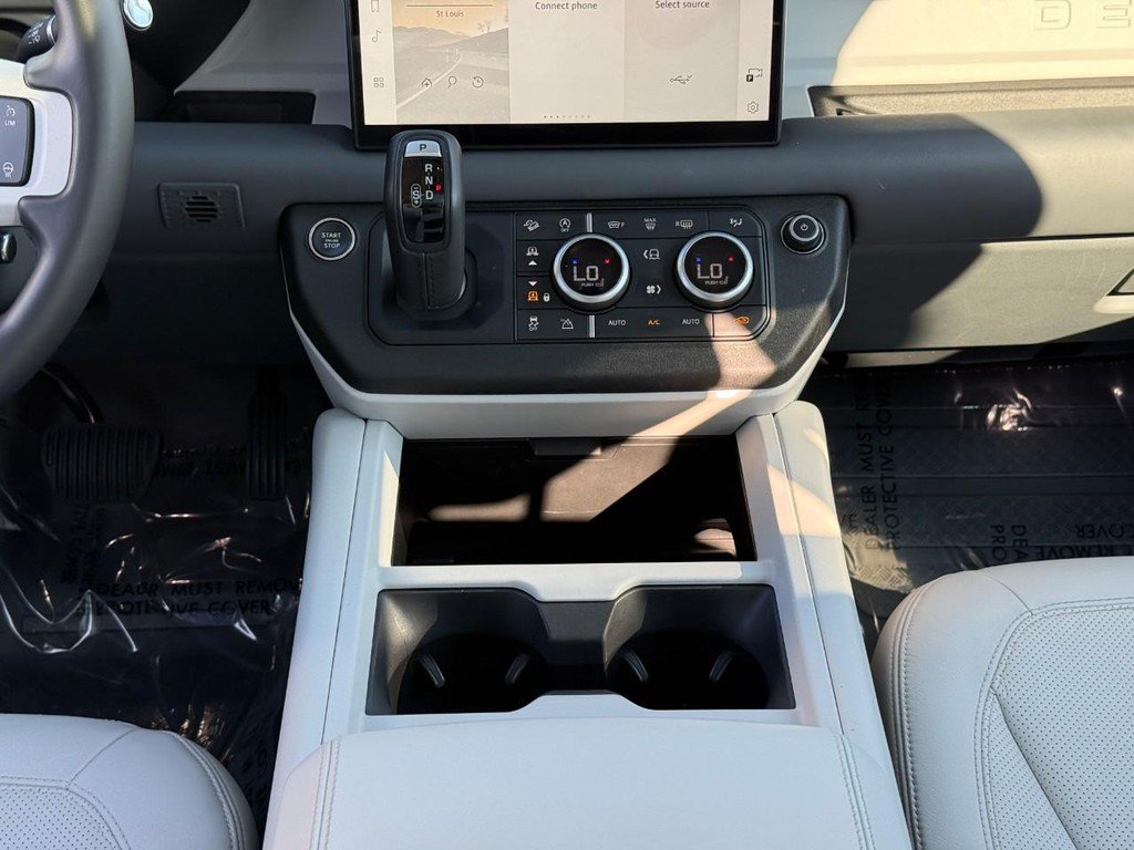 Used 2025 Land Rover Defender 110 X-Dynamic SE AWD/4WD image 17