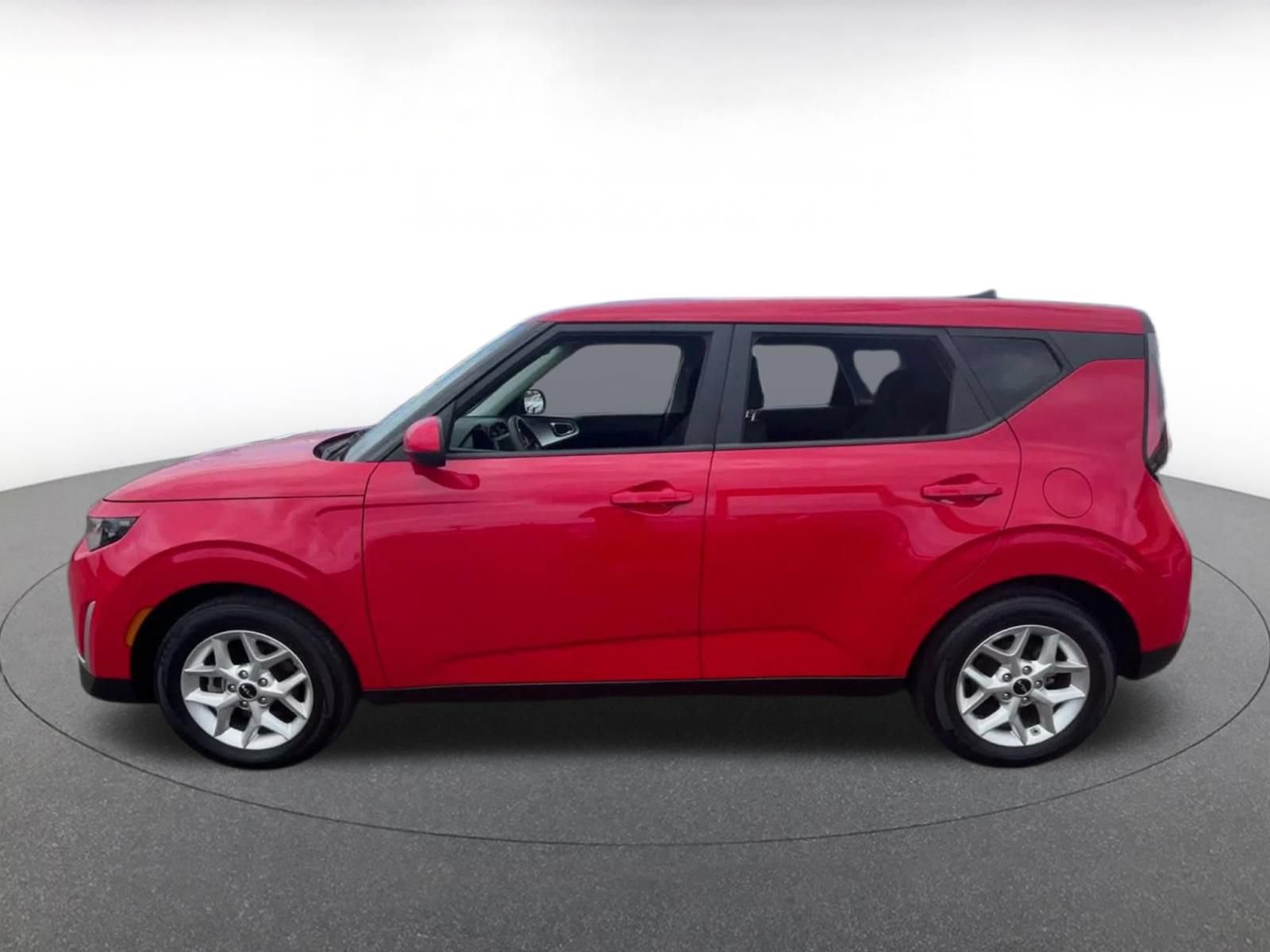 Used 2025 Kia Soul LX w/ LX Technology Package FWD image 8