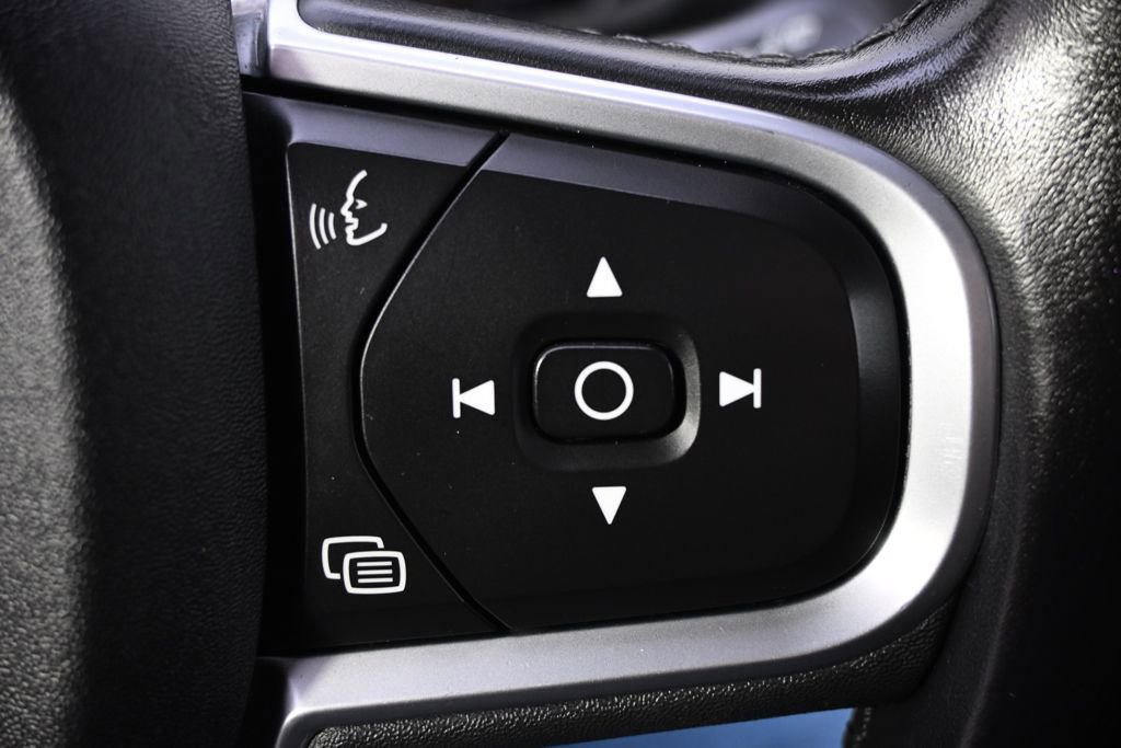 Used 2018 Volvo XC60 T6 Momentum w/ Vision Package image 31