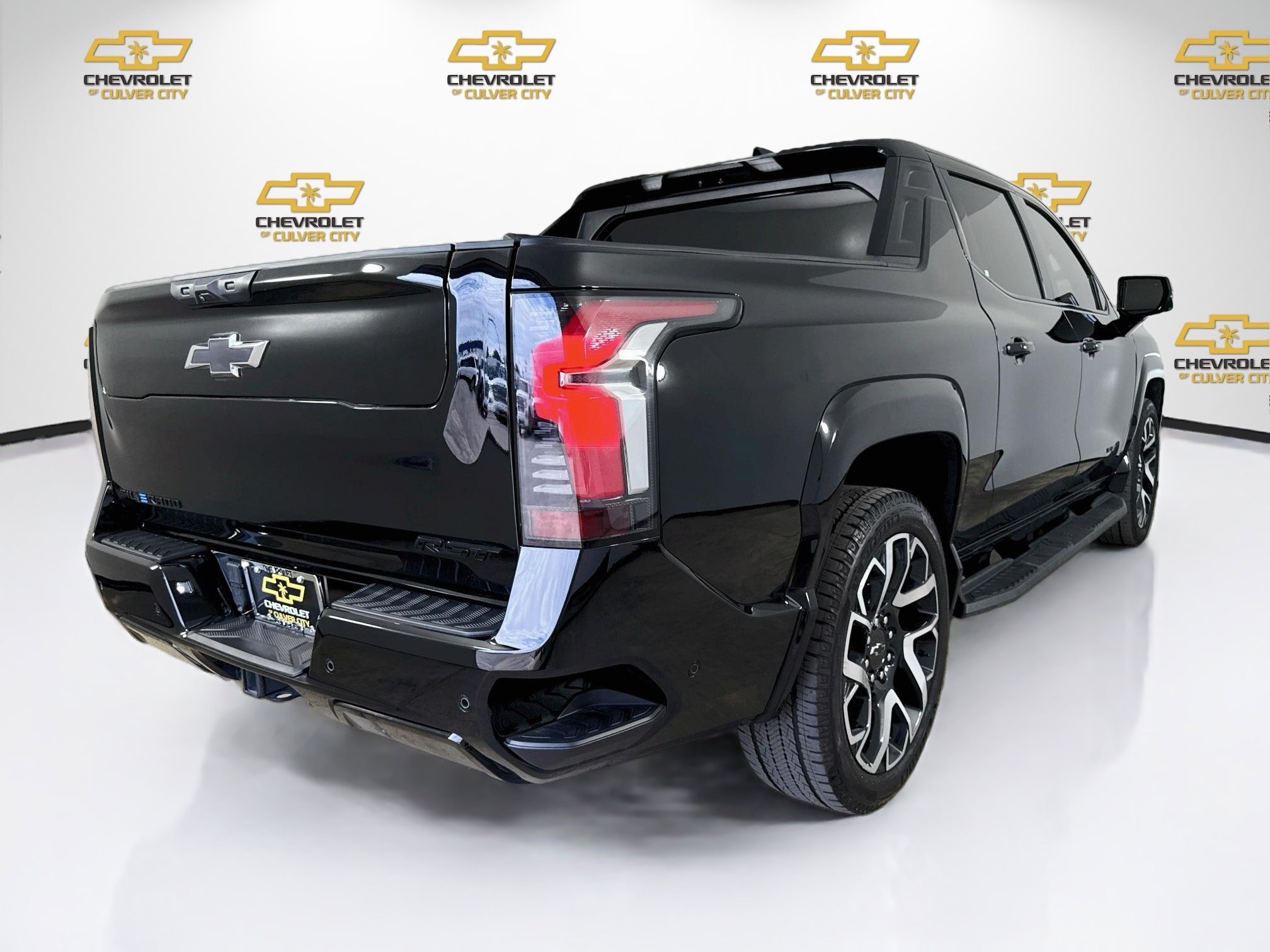 Used 2024 Chevrolet Silverado EV RST AWD/4WD image 8