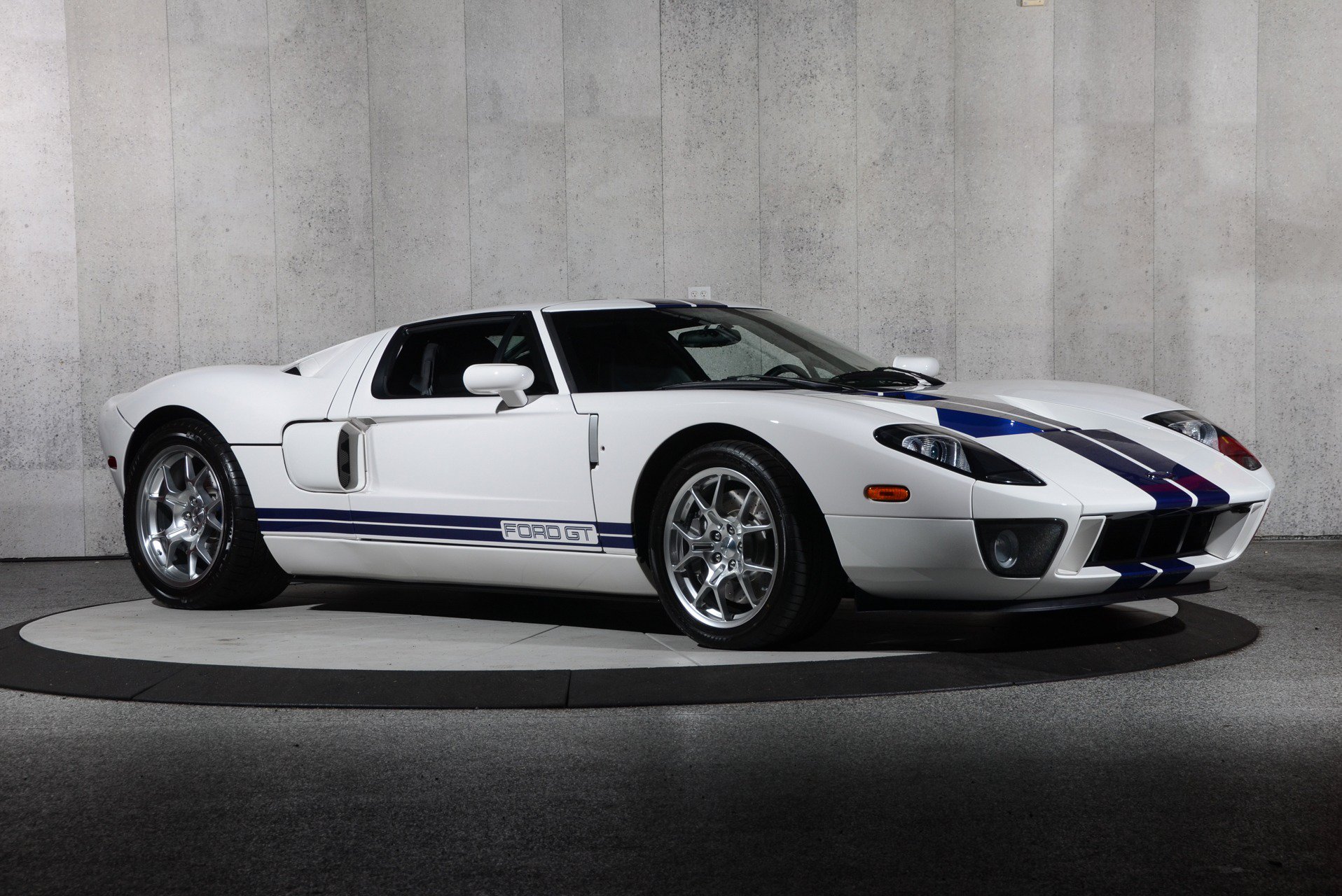 Used 2006 Ford GT RWD image 15