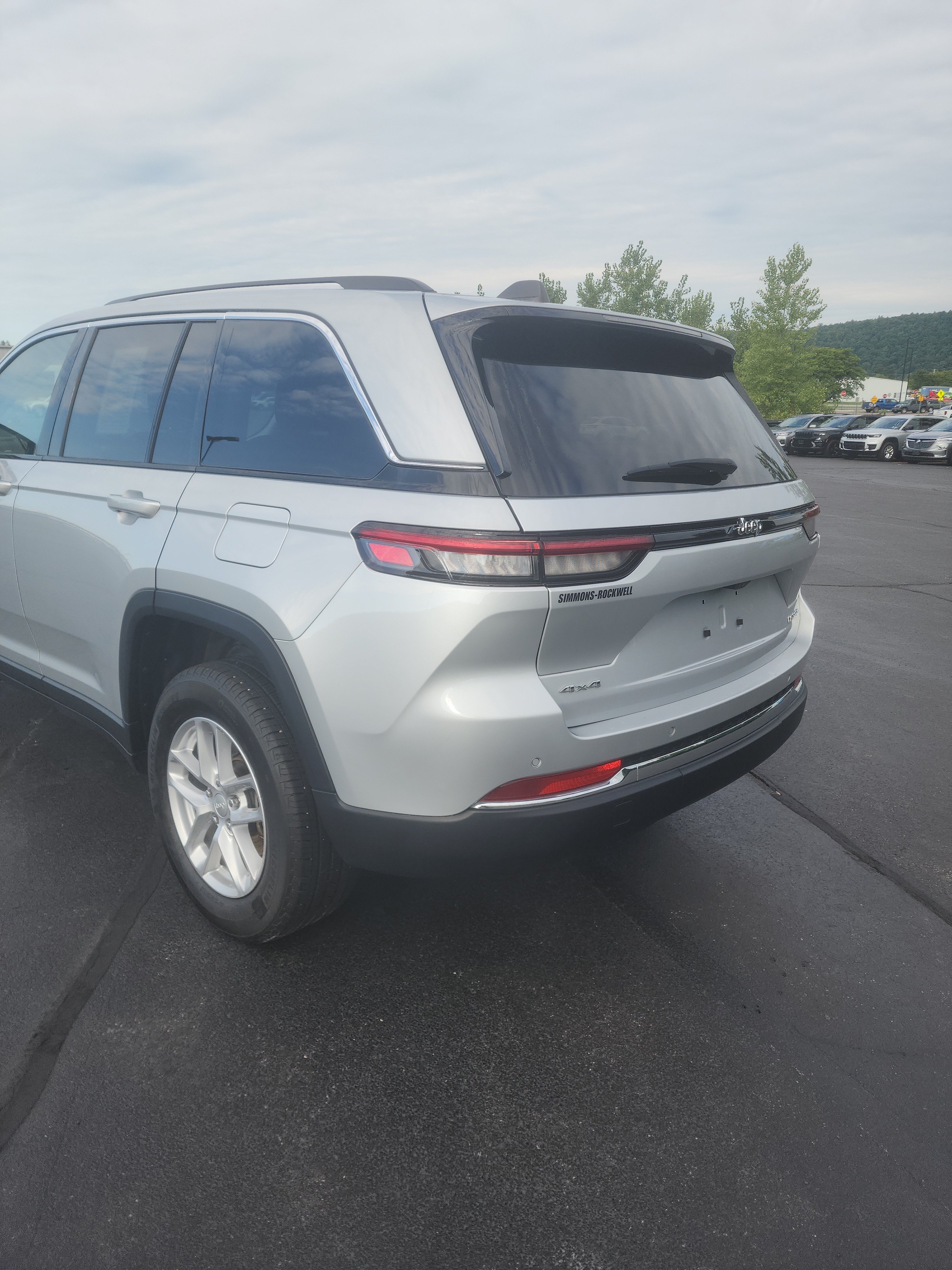 Used 2023 Jeep Grand Cherokee Laredo w/ Luxury Tech Group I AWD/4WD image 4