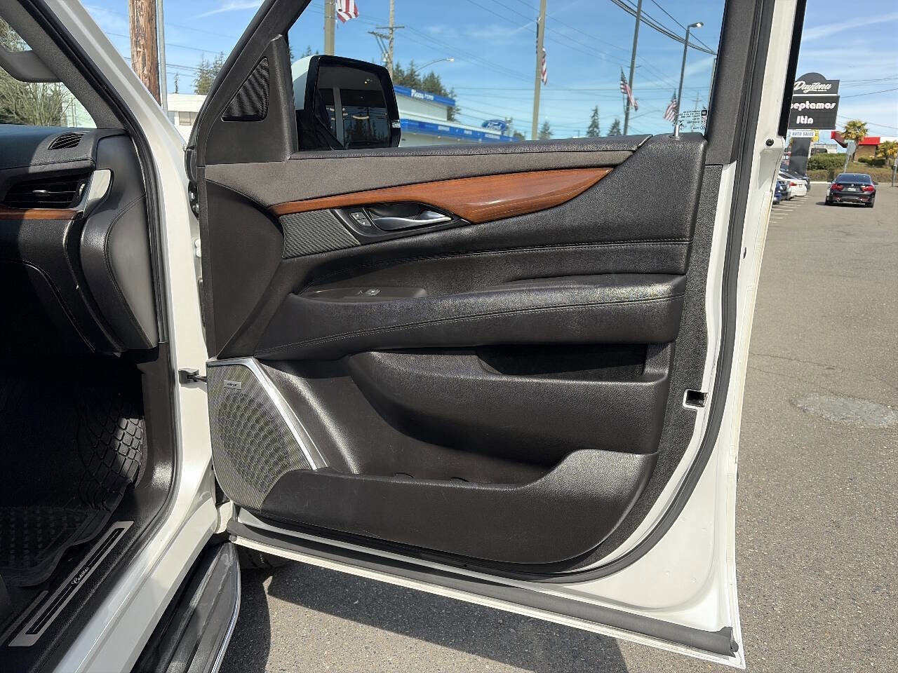 Used 2018 Cadillac Escalade Luxury AWD/4WD image 22