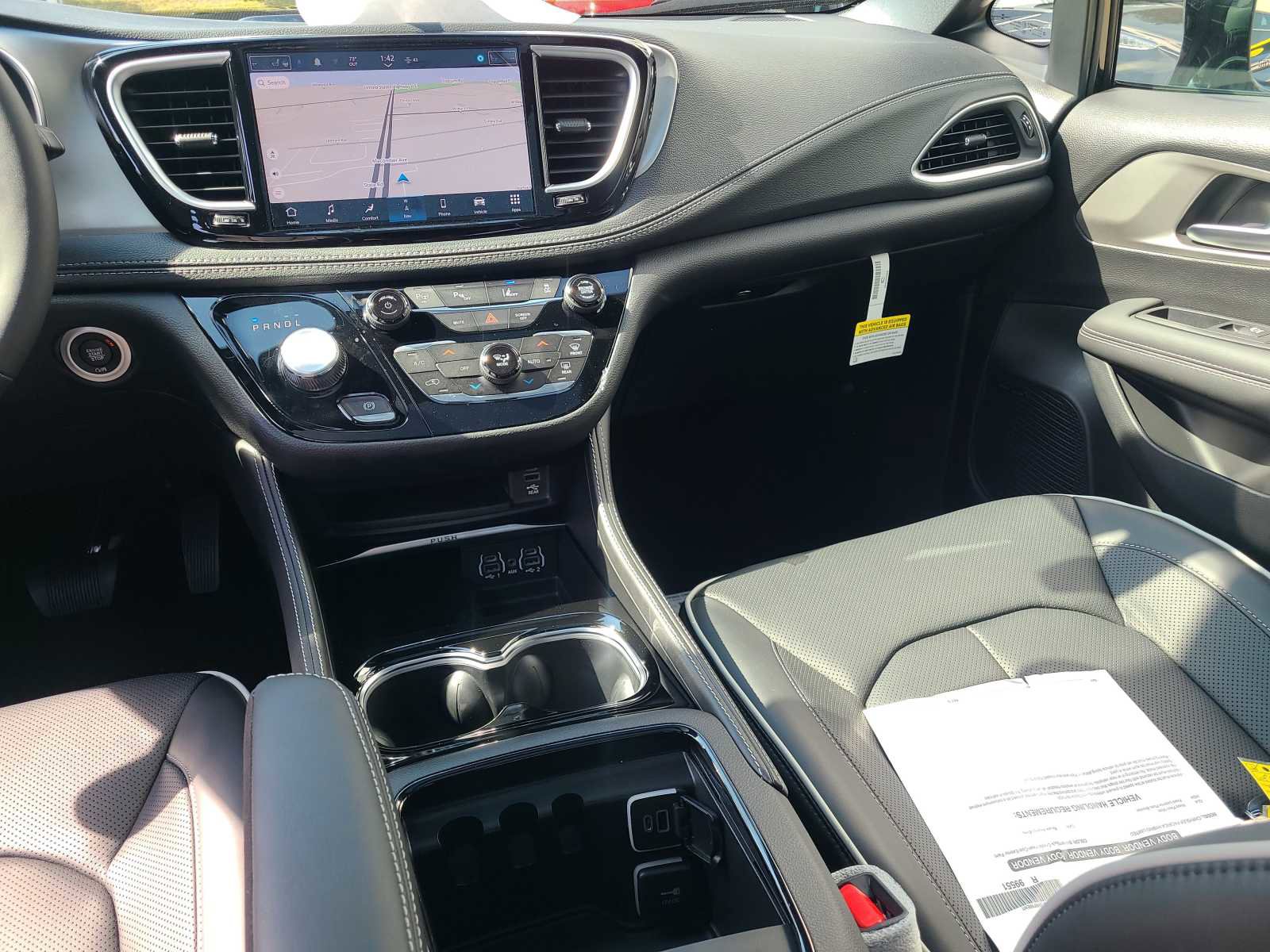 Used 2023 Chrysler Pacifica Limited w/ Uconnect Theater Family Group image 43