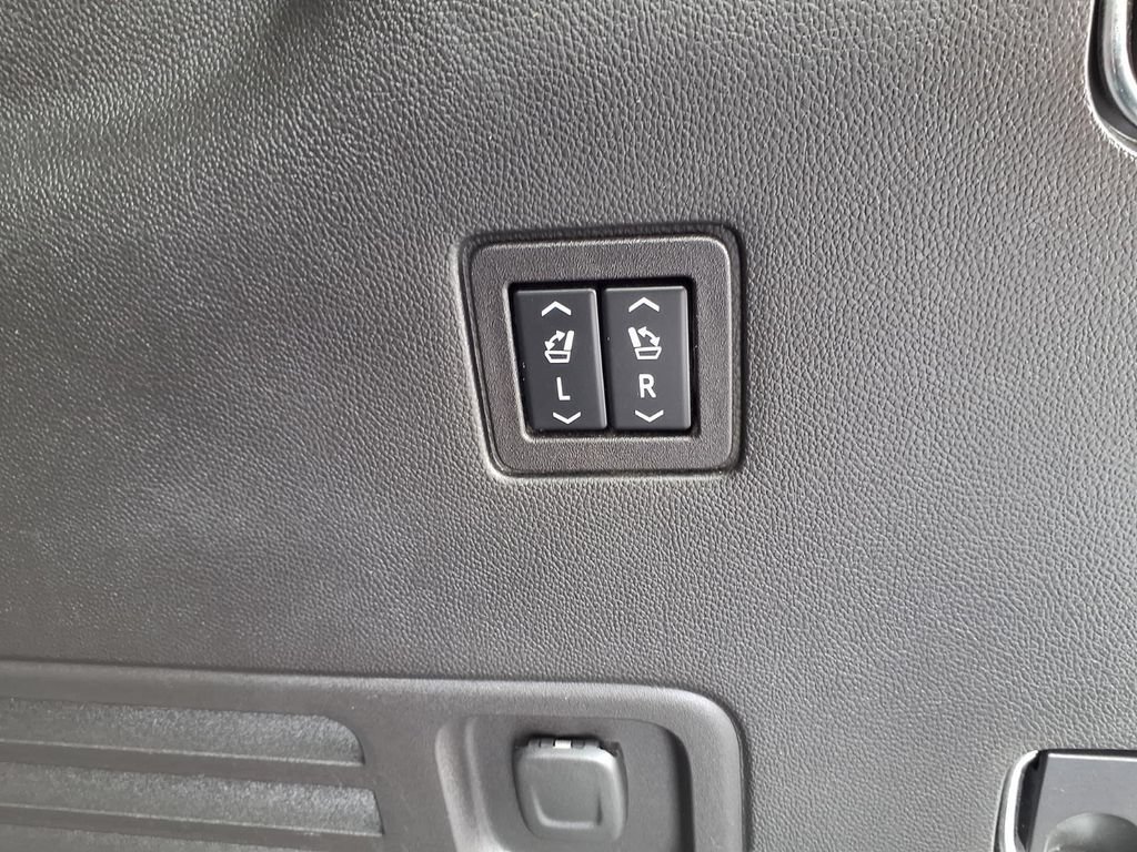 Used 2023 Chevrolet Traverse High Country w/ LPO, Floor Liner Package FWD image 33