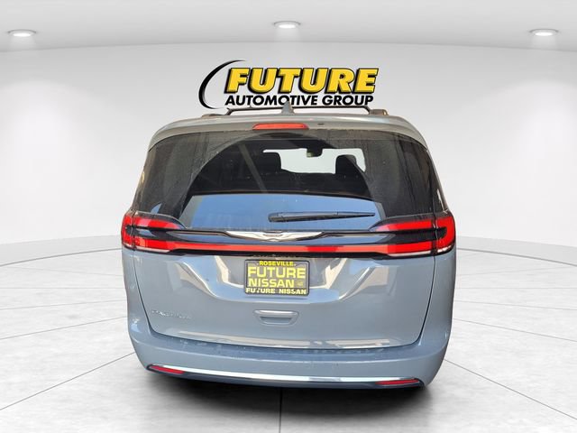 Used 2022 Chrysler Pacifica Touring-L FWD image 4