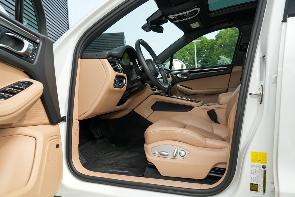 Certified 2024 Porsche Macan AWD/4WD image 19