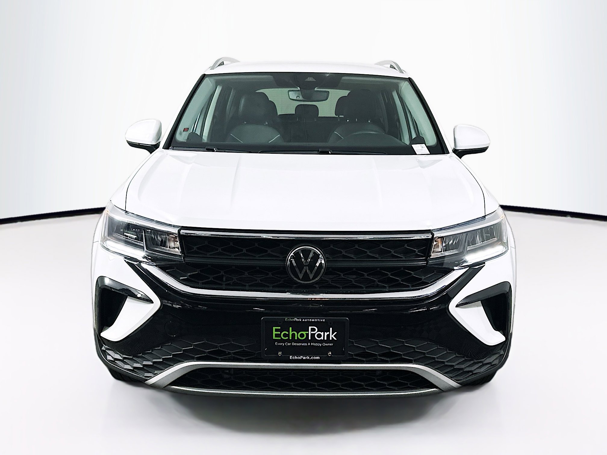 Used 2023 Volkswagen Taos SE FWD image 2