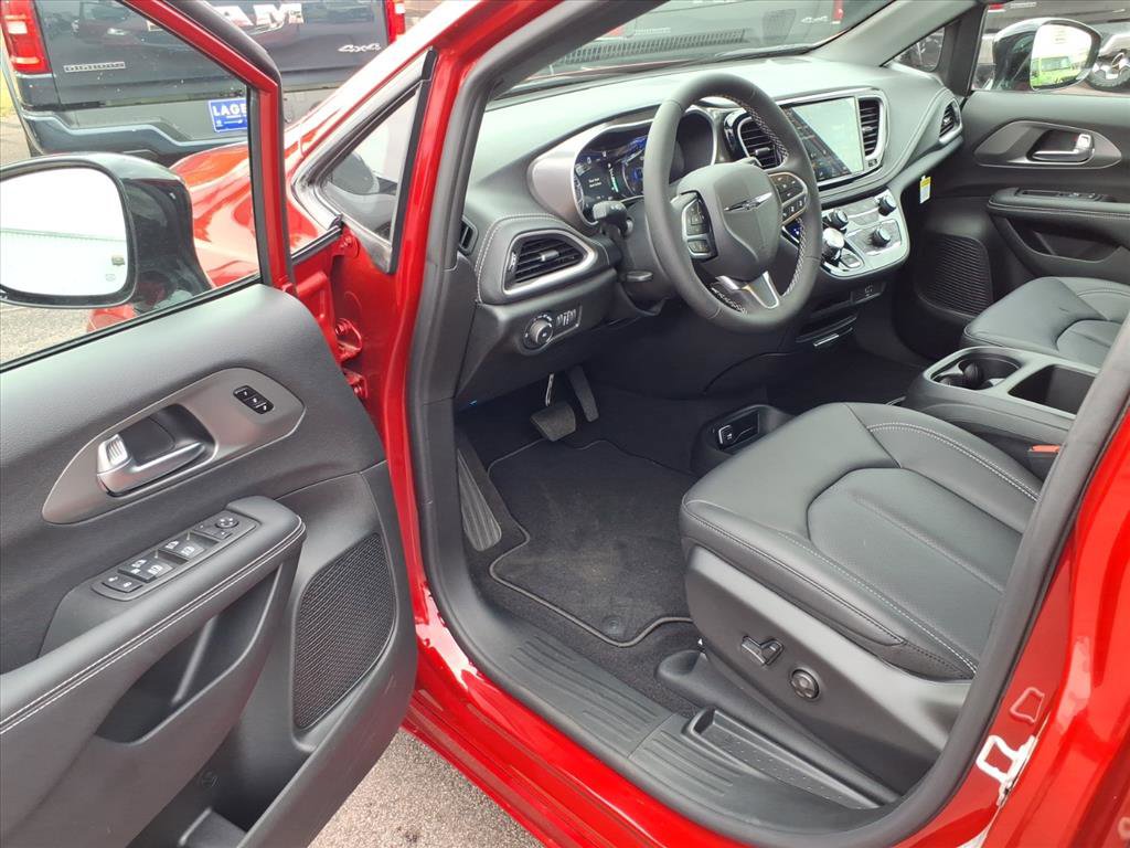 New 2026 Chrysler Pacifica Select image 6