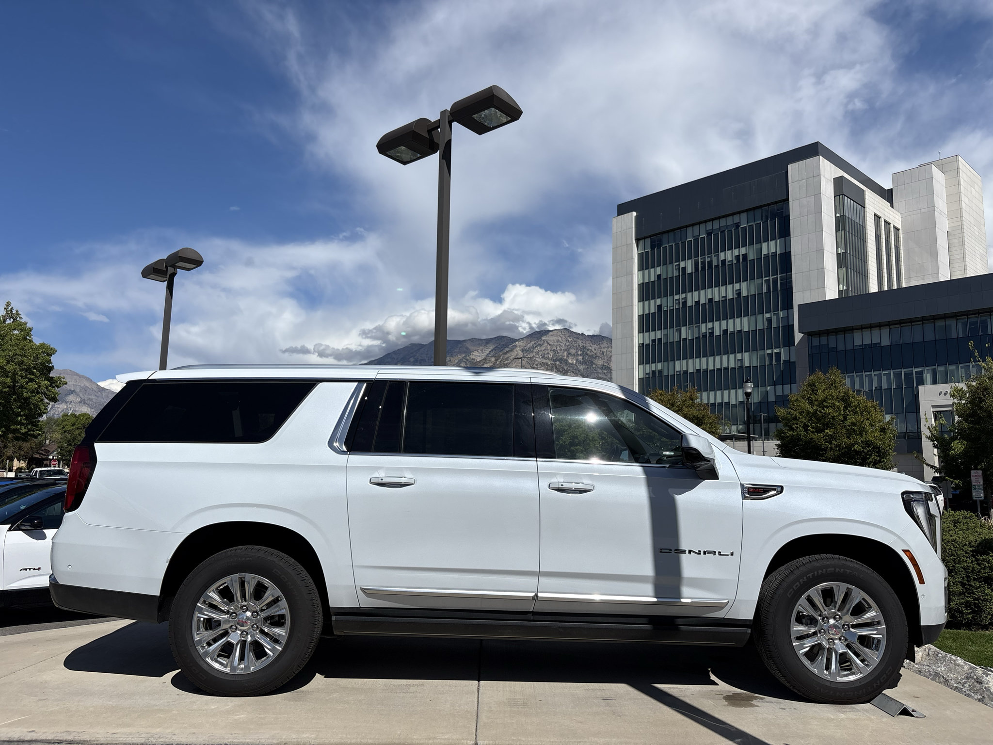 Used 2026 GMC Yukon XL Denali w/ Sun & Power Step Package AWD/4WD image 2