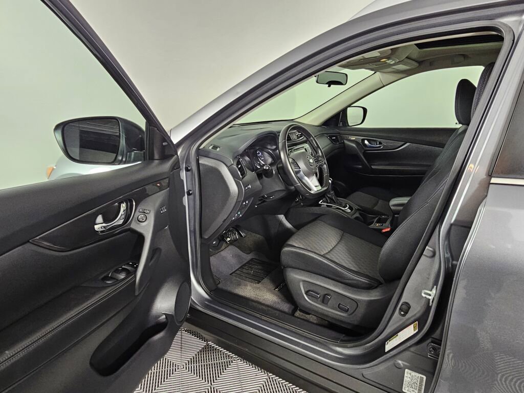 Used 2018 Nissan Rogue SV w/ Sun & Sound Touring Package image 17