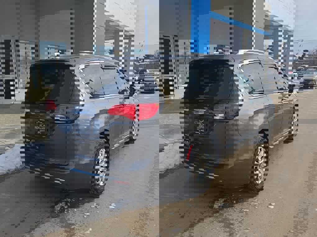 Used 2018 Chrysler Pacifica Touring-L Plus w/ Advanced Safetytec Group image 8