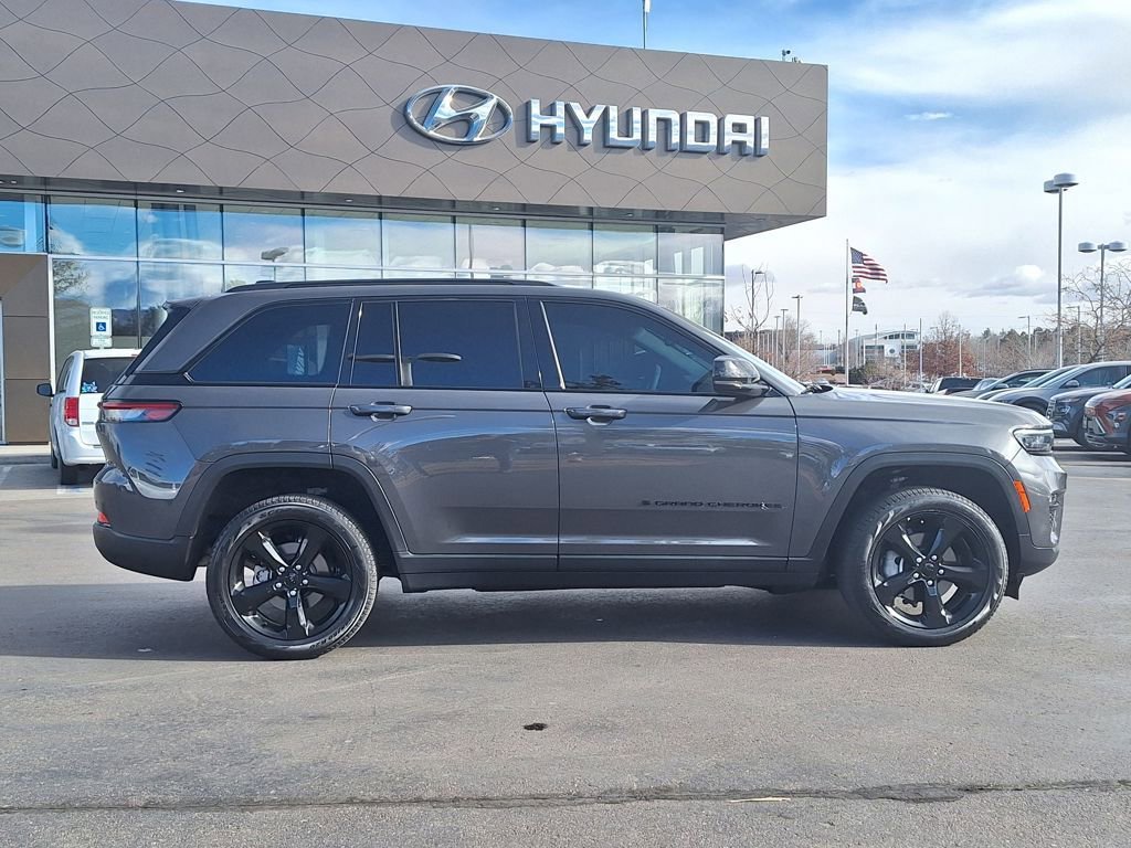 Used 2024 Jeep Grand Cherokee Limited w/ Black Appearance Package image 2