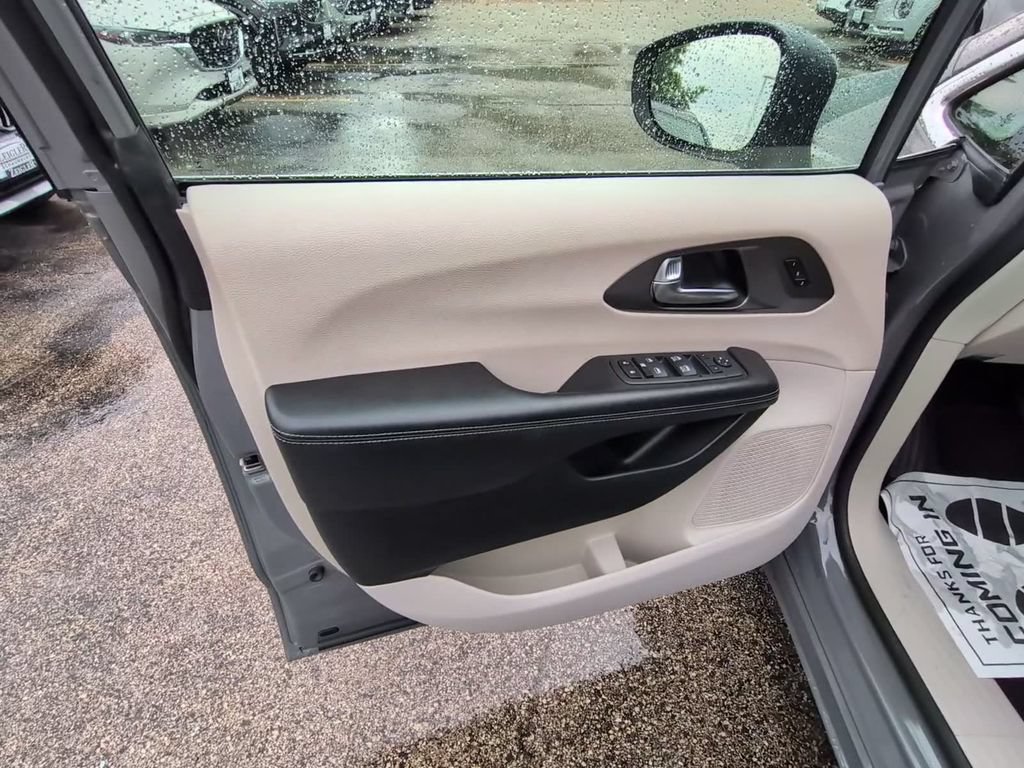 Used 2023 Chrysler Pacifica Touring-L FWD image 9