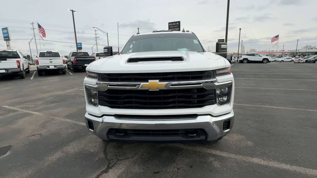 Used 2024 Chevrolet Silverado 2500 LT AWD/4WD image 3