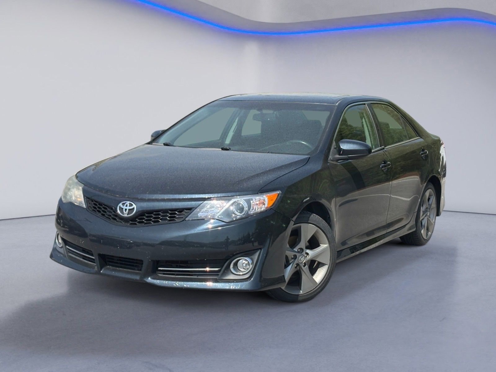 Used 2014 Toyota Camry SE w/ Moonroof Package FWD image 2