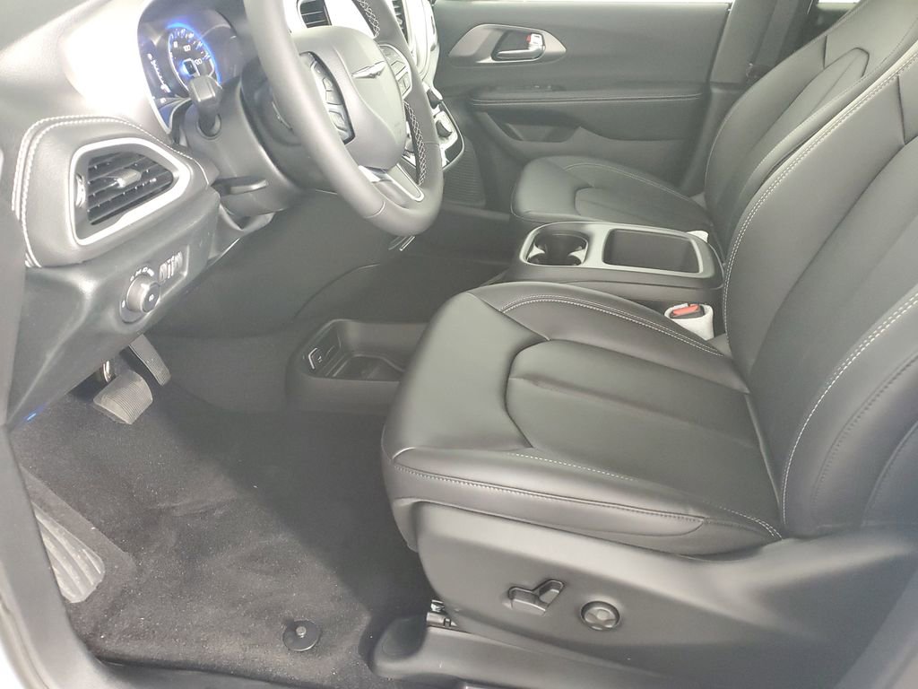 New 2026 Chrysler Pacifica Select image 11