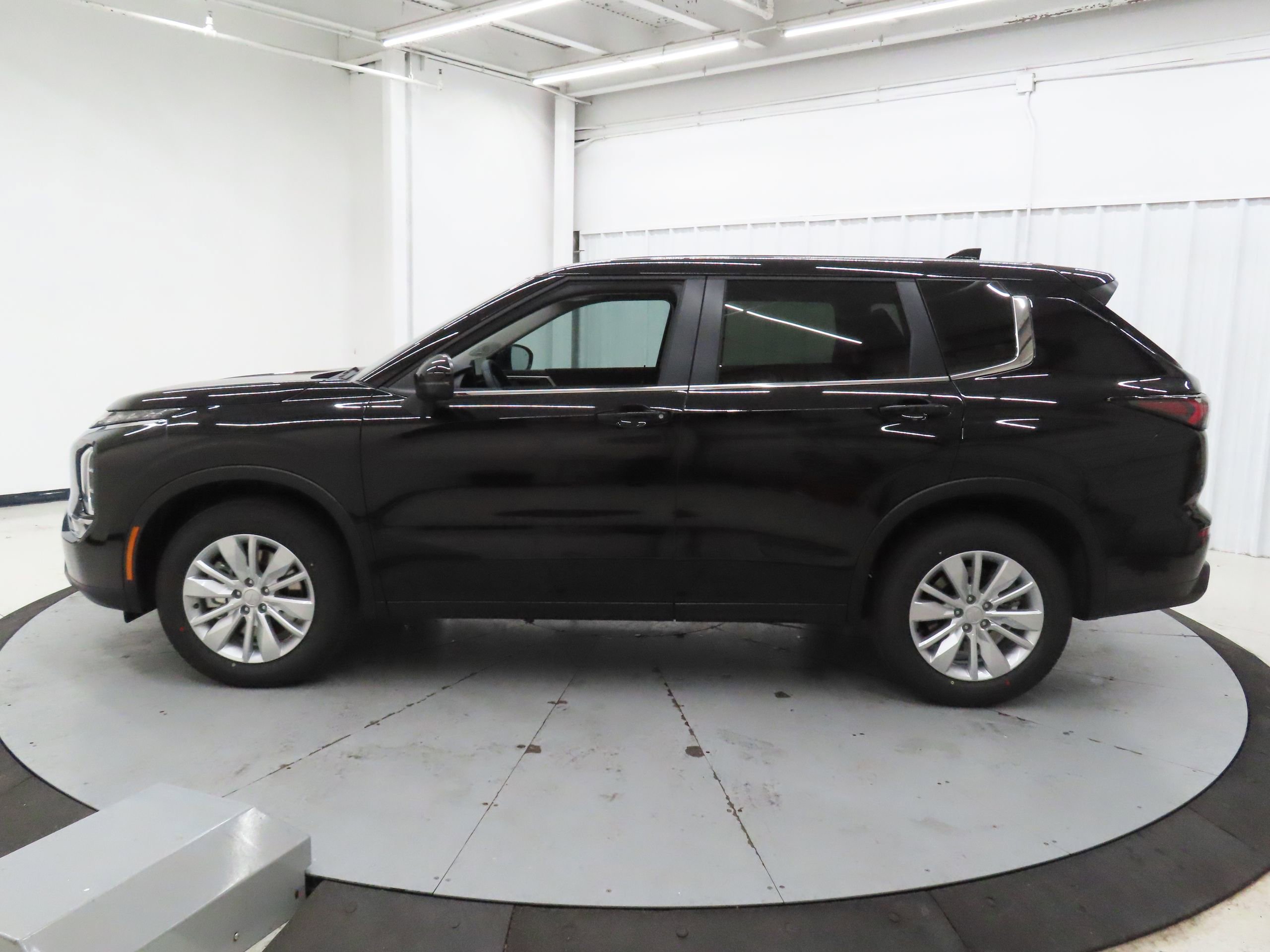 New 2026 Mitsubishi Outlander ES image 6