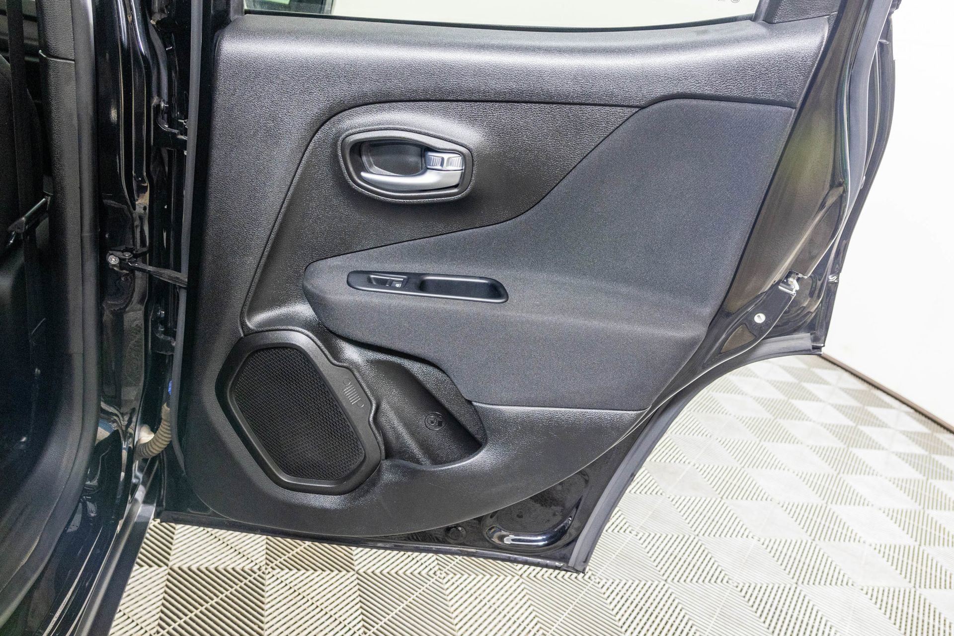 Used 2019 Jeep Renegade Latitude w/ Cold Weather Group image 44