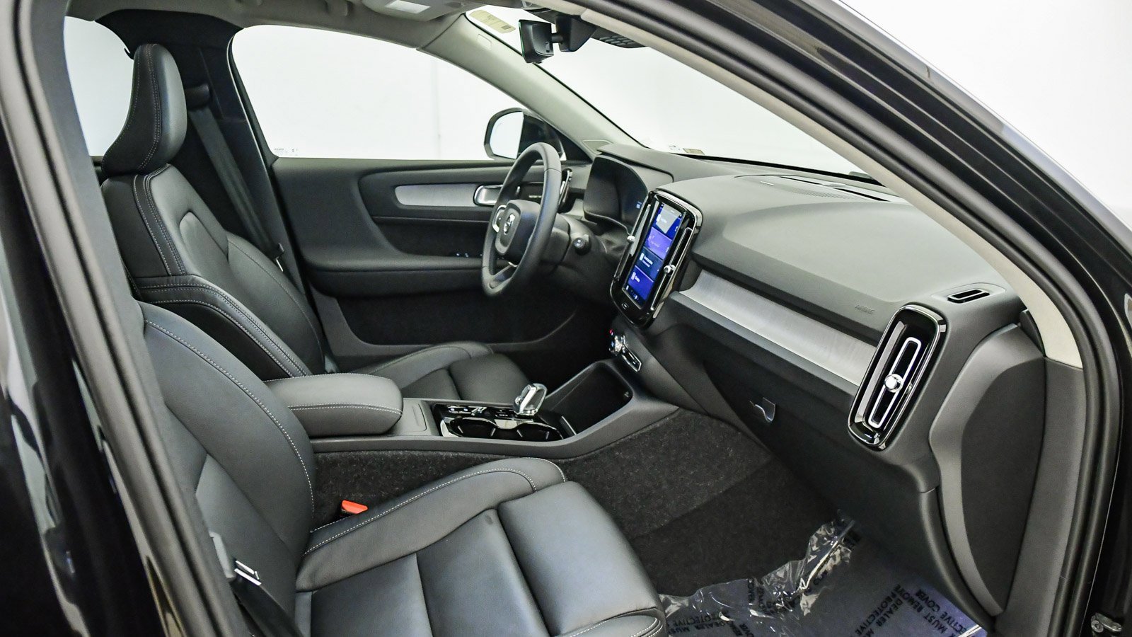 Certified 2025 Volvo XC40 B5 Ultra w/ Climate Package image 18