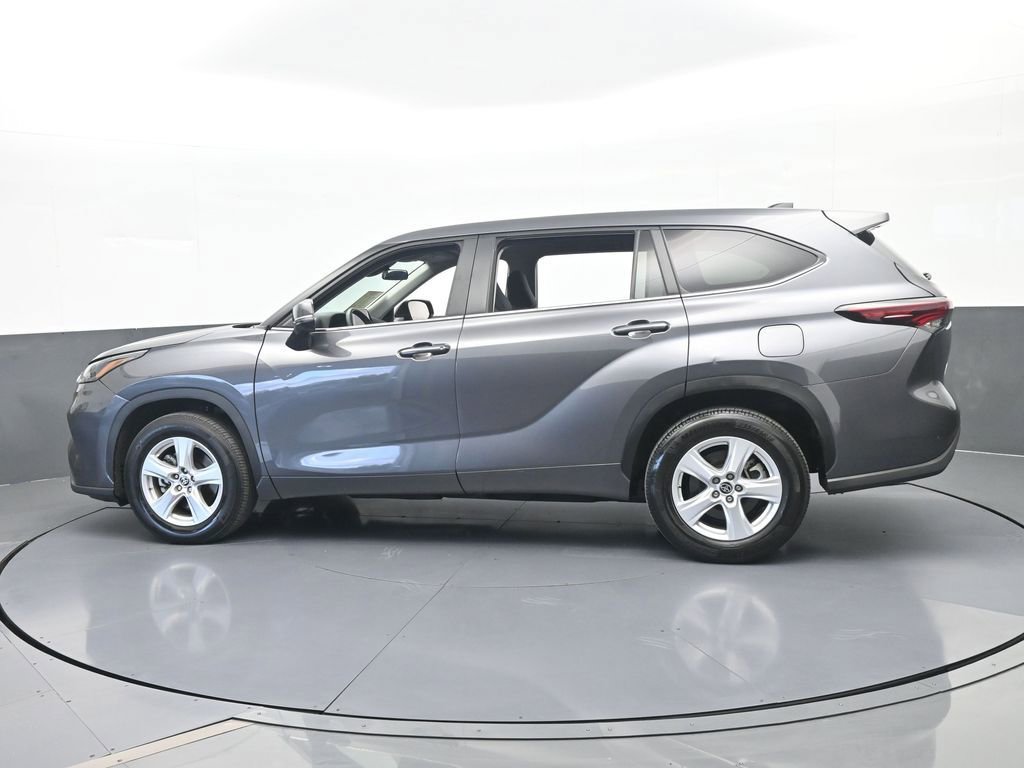 Used 2024 Toyota Highlander LE image 3
