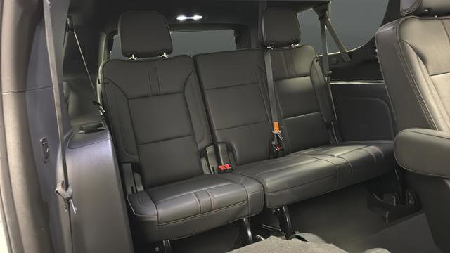 Used 2022 Chevrolet Suburban RST w/ Luxury Package AWD/4WD image 27