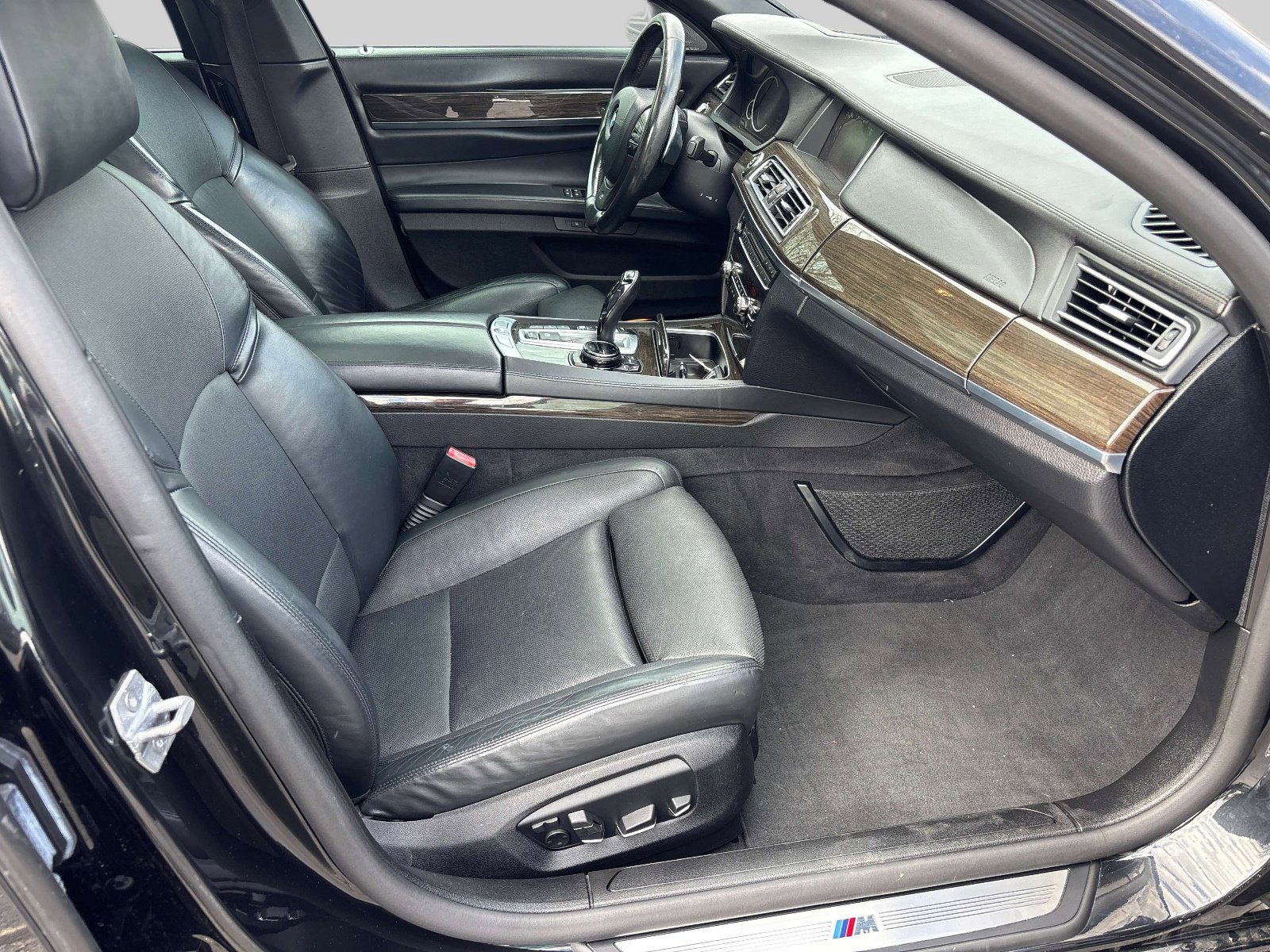 Used 2015 BMW 750Li xDrive image 13