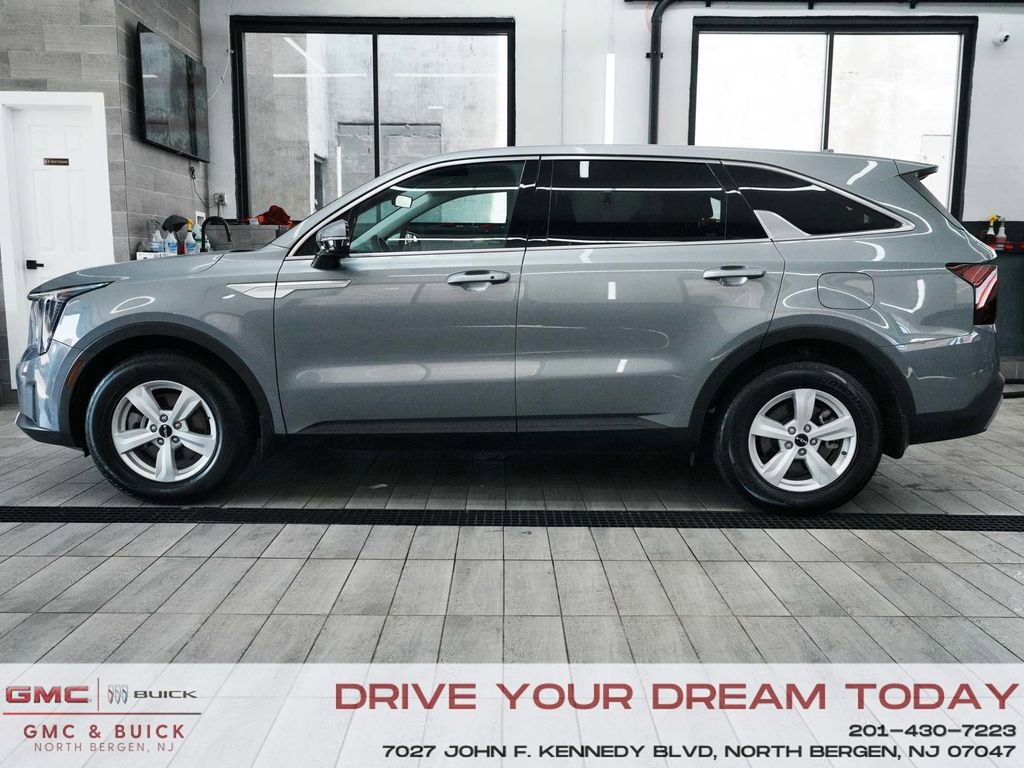 Used 2025 Kia Sorento LX image 4