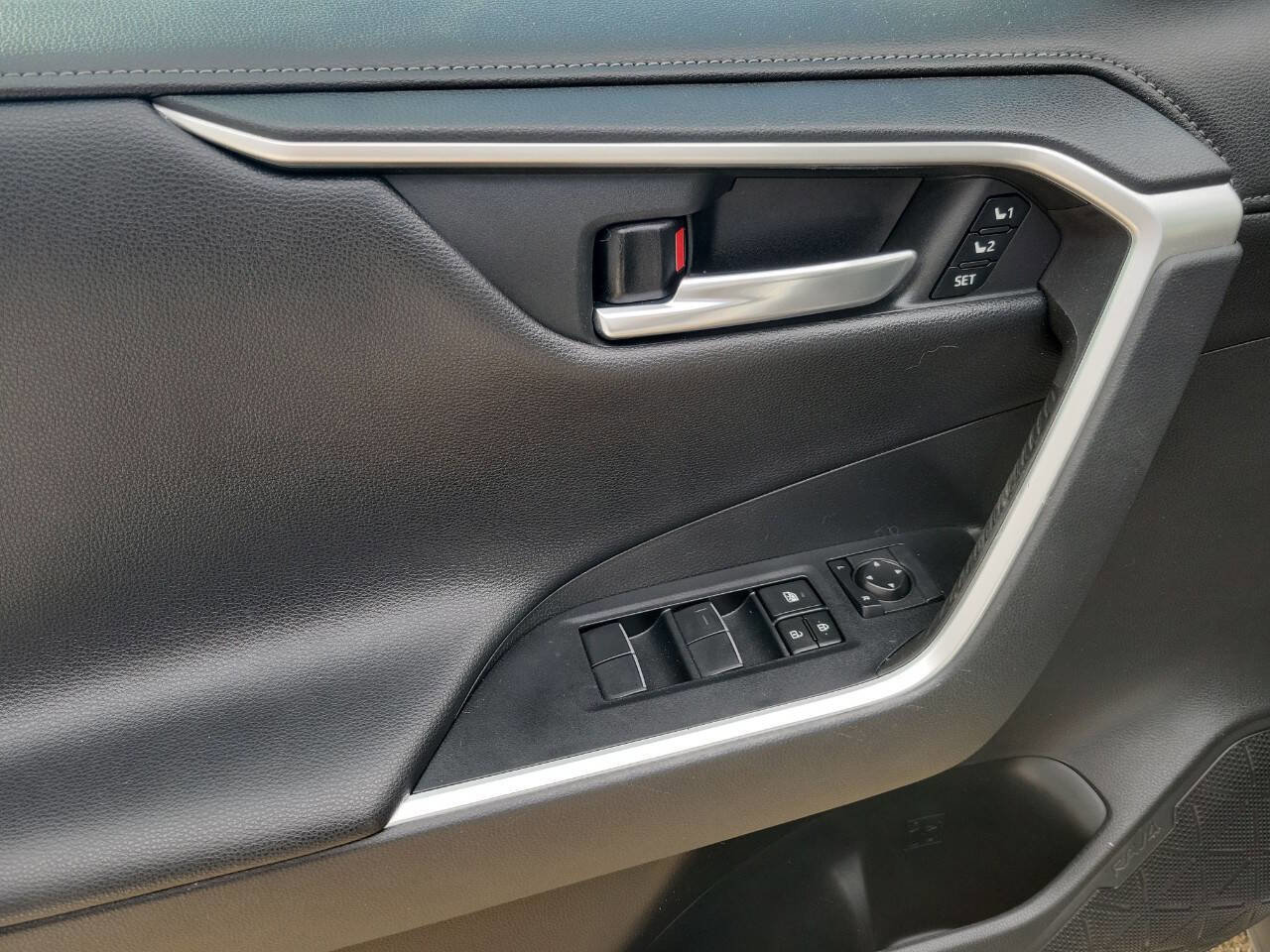 Used 2019 Toyota RAV4 Limited w/ Limited Grade Weather Package image 15