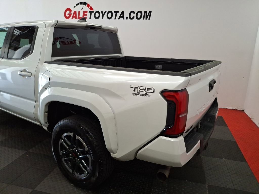 Used 2025 Toyota Tacoma TRD Sport AWD/4WD image 5