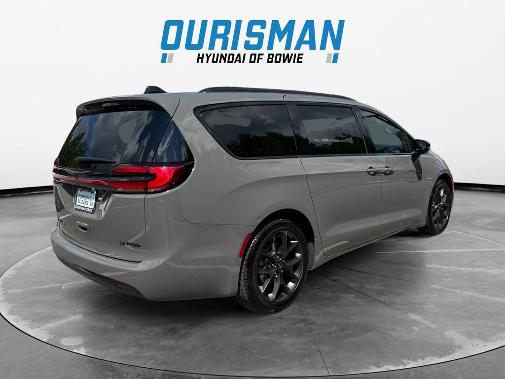 Used 2025 Chrysler Pacifica Limited FWD image 6