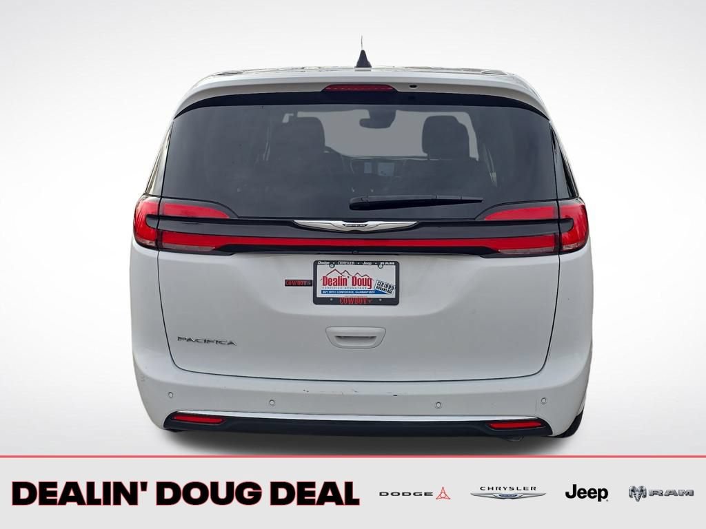 Used 2024 Chrysler Pacifica Touring-L FWD image 4
