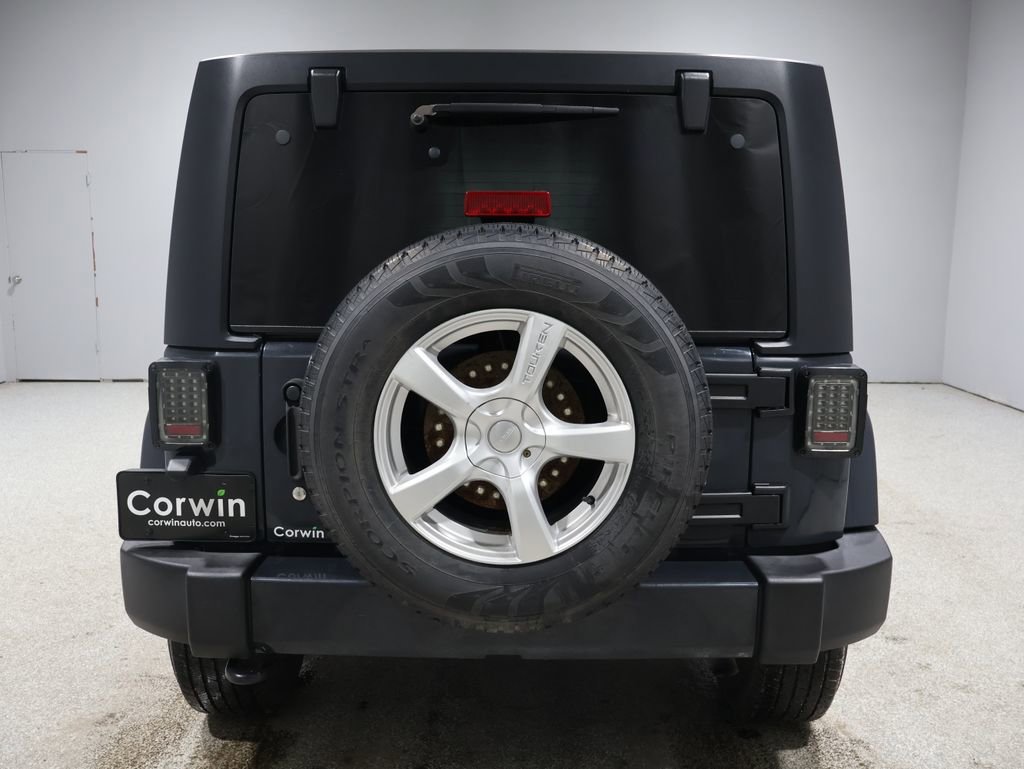 Used 2016 Jeep Wrangler Unlimited Sahara image 3