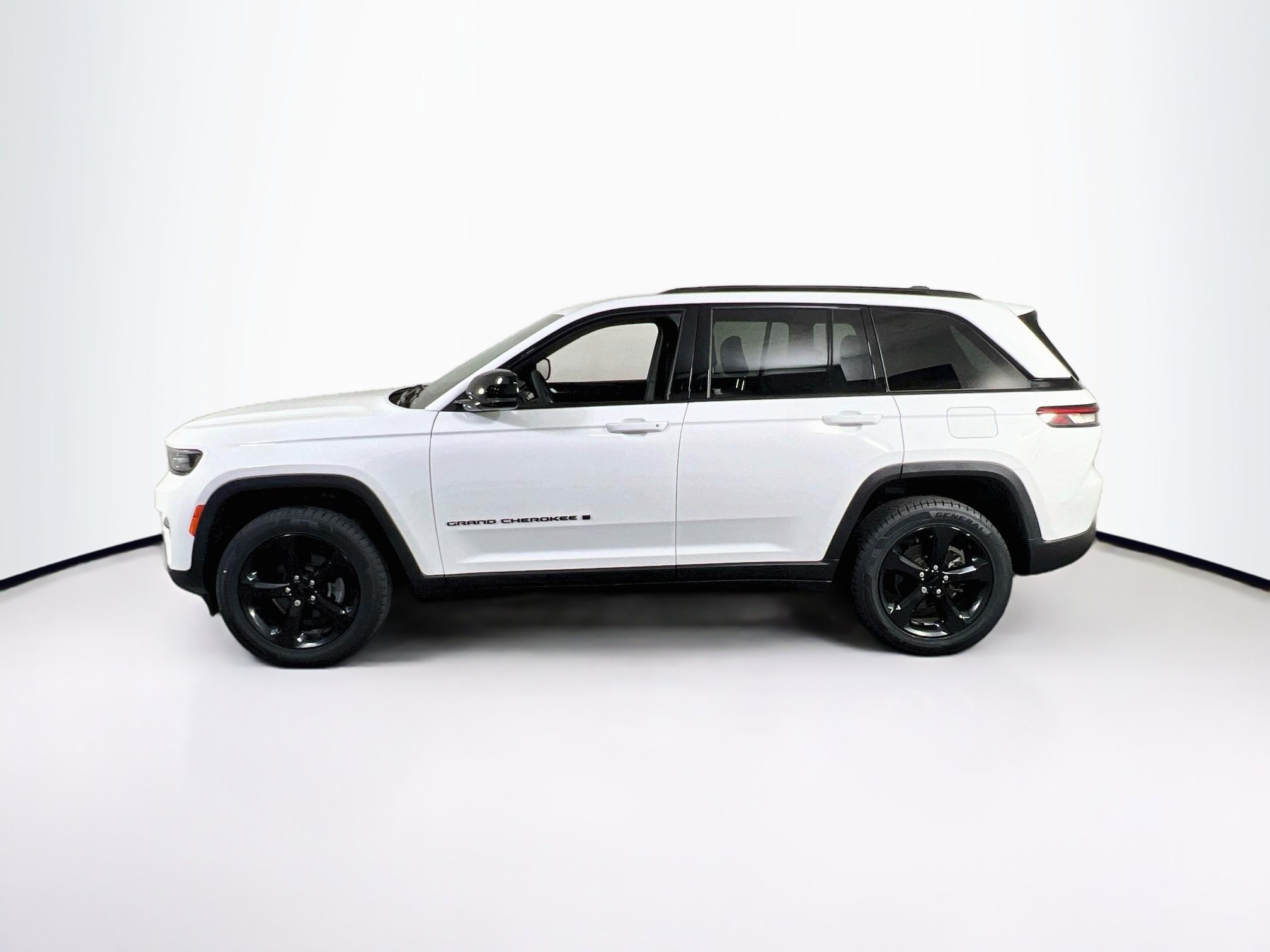Used 2023 Jeep Grand Cherokee Altitude AWD/4WD image 8