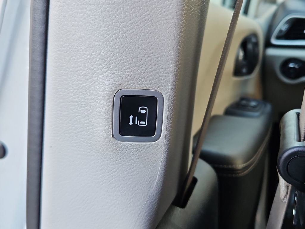 Used 2023 Chrysler Pacifica Touring-L image 30