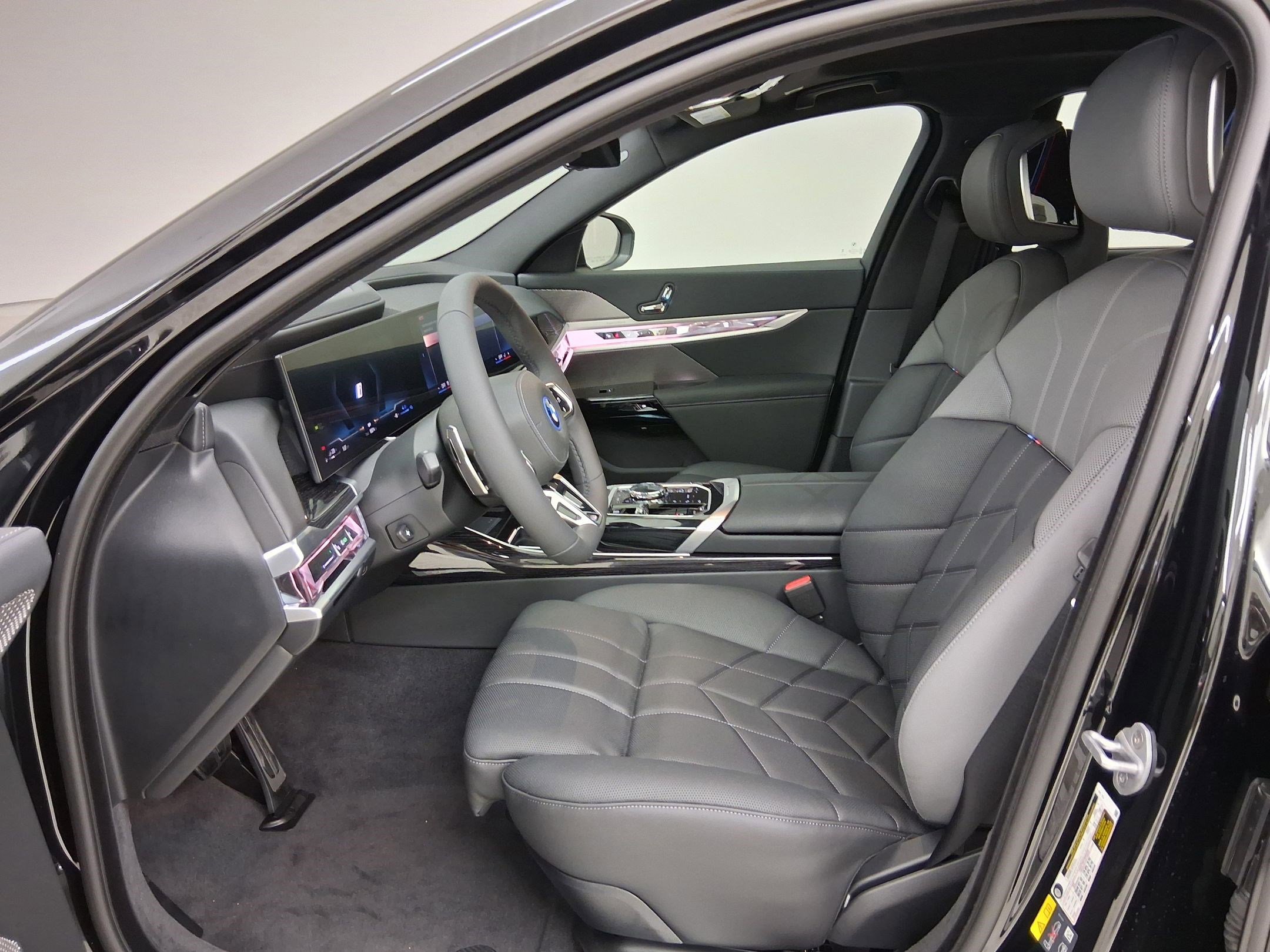 New 2026 BMW 750e xDrive w/ Premium Package AWD/4WD image 3